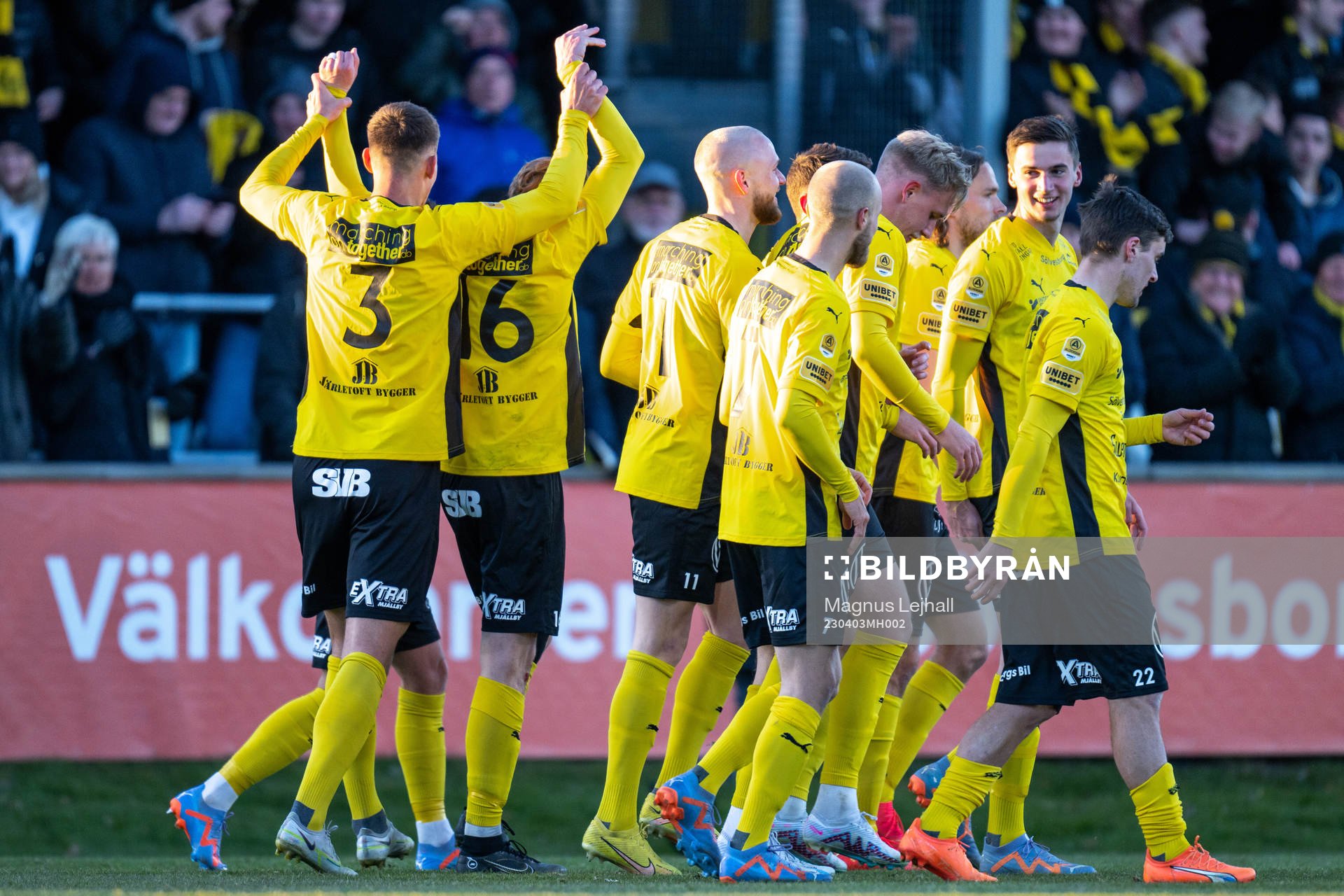 Mjällbys Alexander Johansson jublar med lagkamrater