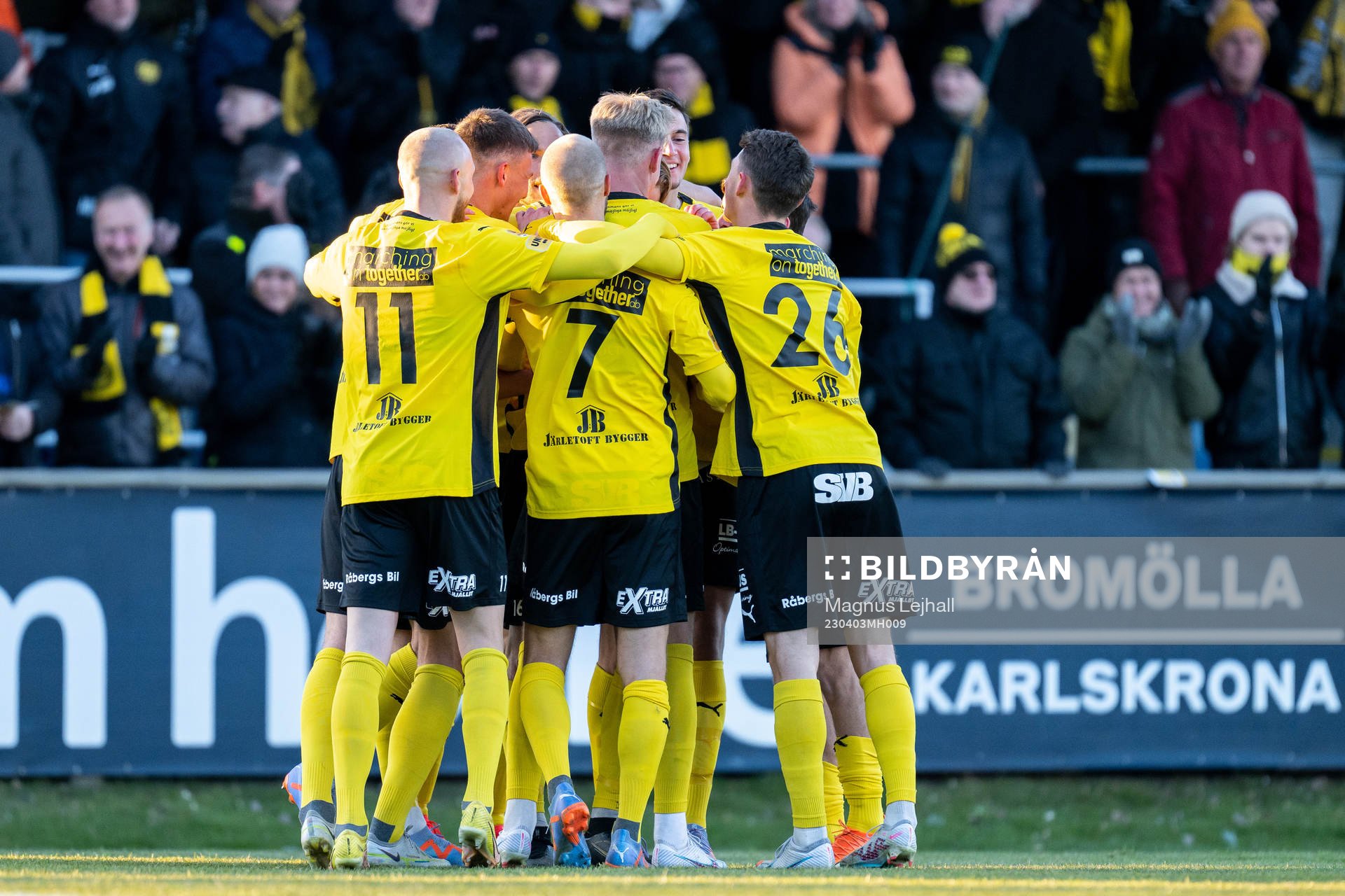 Mjällbys Alexander Johansson jublar med lagkamrater
