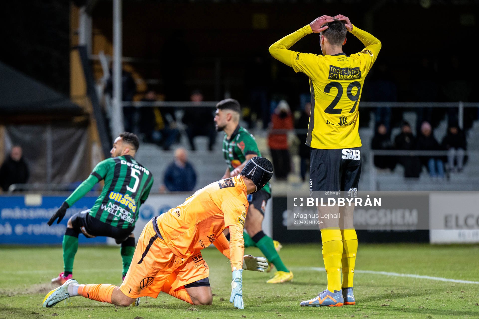 Mjällbys Noah Eile och målvakt Noel Törnqvist deppar