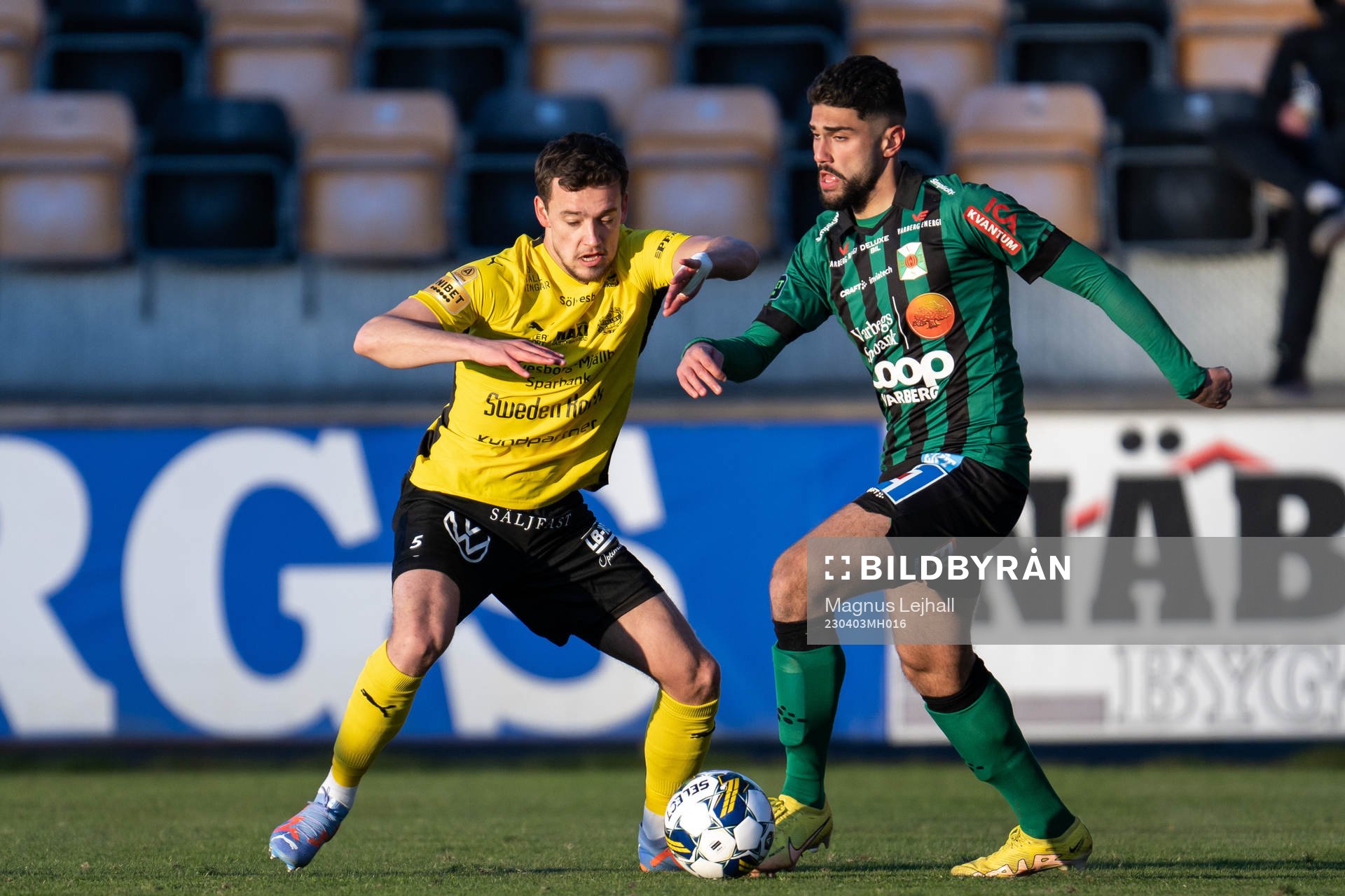 Varbergs Ömur Pektas och Mjällbys Colin Rösler under fotbollsmatchen i Allsvenskan mellan Mjällby och Varberg den 3 april 2023 i Hällevik. 