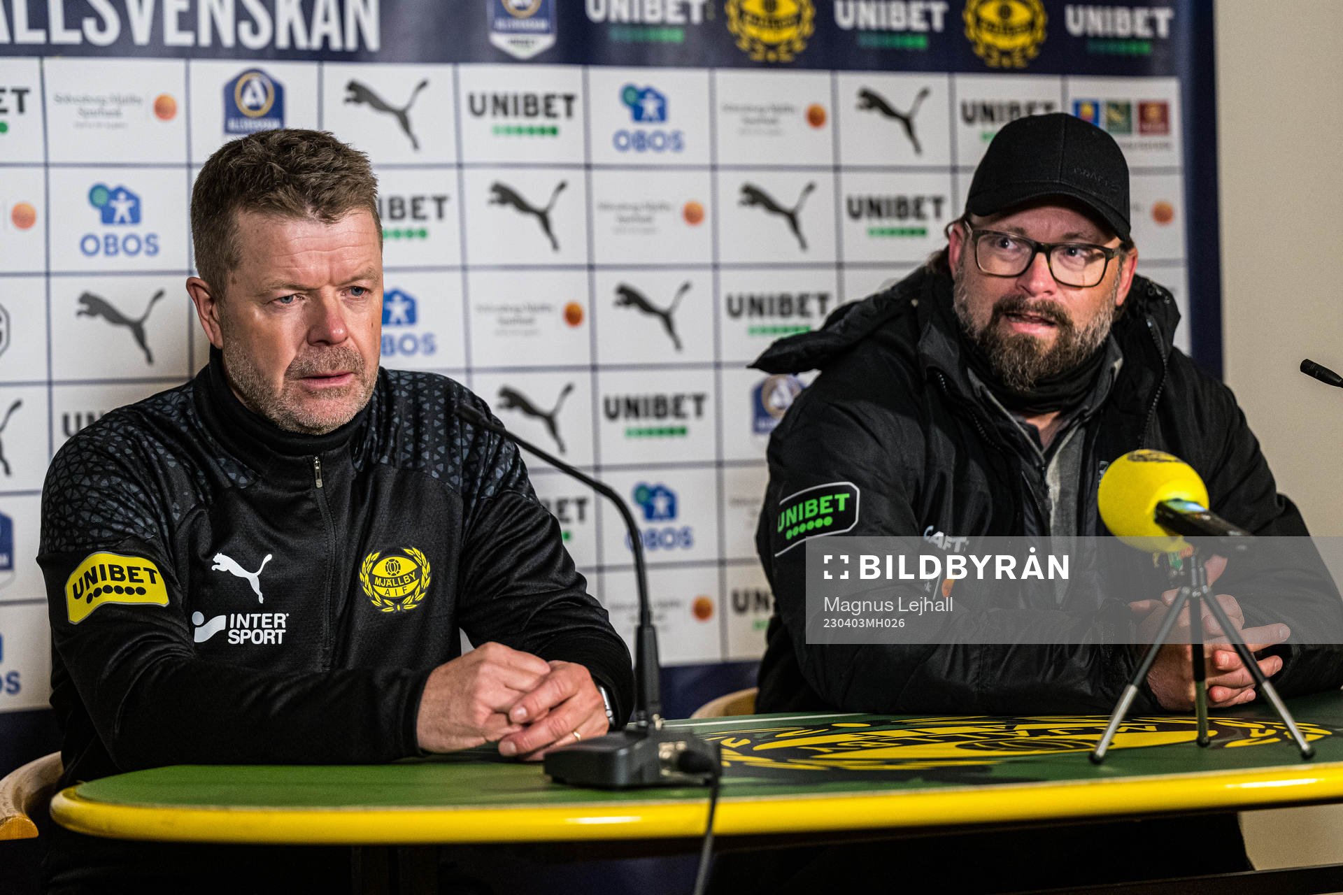 Mjällbys tränare Anders Torstensson och Varbergs huvudtränare Joakim Persson  under presskonferensen efter fotbollsmatchen i Allsvenskan mellan Mjällby och Varberg den 3 april 2023 i Hällevik. 