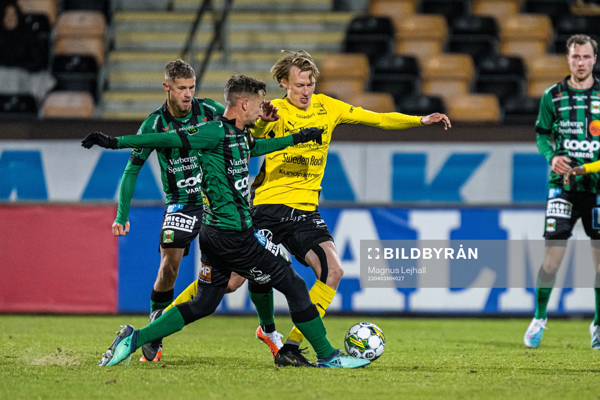 Mjällbys Alexander Johansson och Varbergs Yassine El Ouatki under fotbollsmatchen i Allsvenskan mellan Mjällby och Varberg den 3 april 2023 i Hällevik.