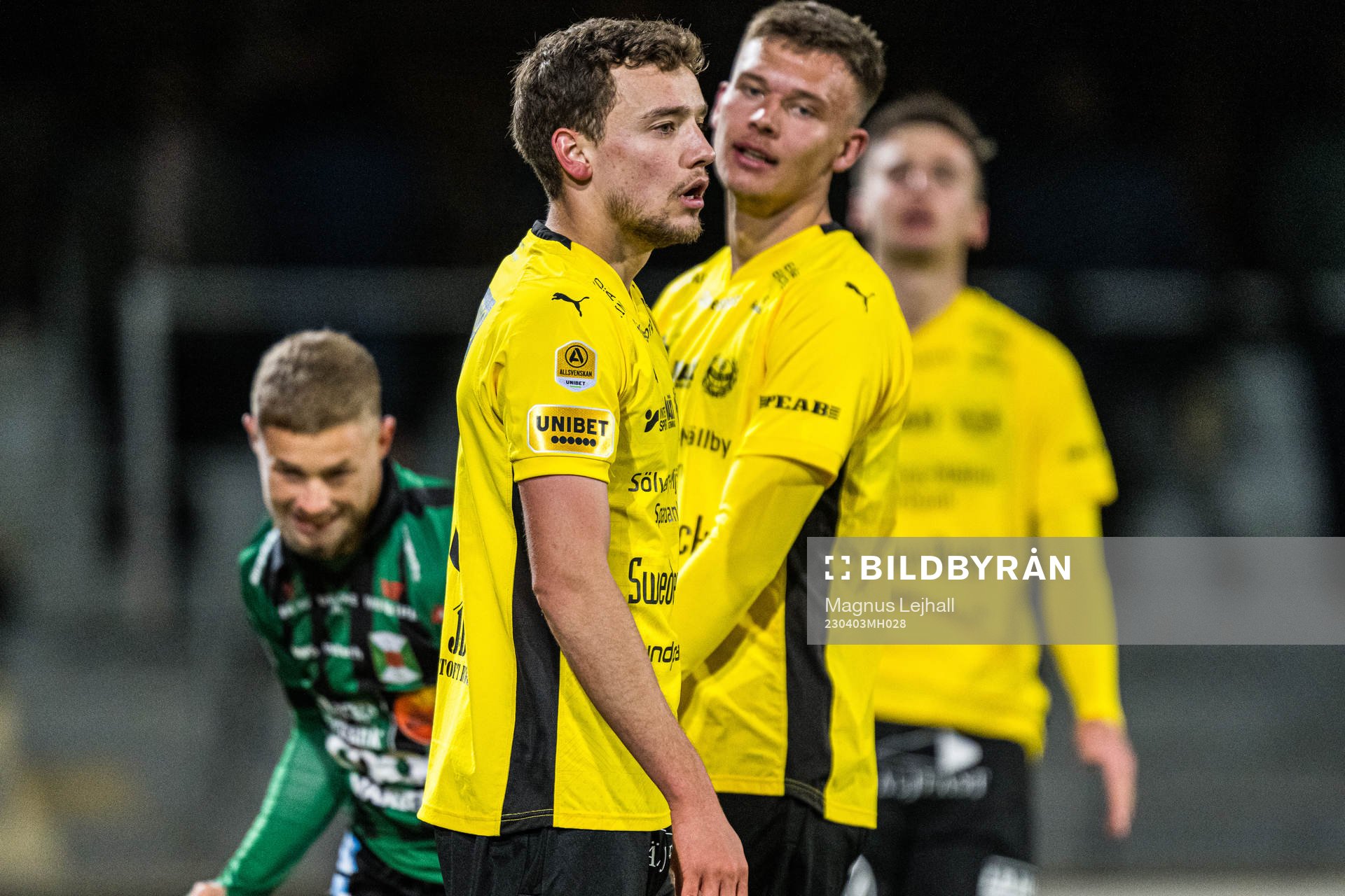 Mjällbys Colin Rösler och Arvid Brorsson deppar