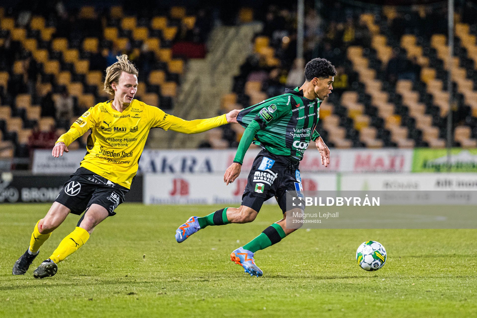 Varbergs Luke Le Roux och Mjällbys Alexander Johansson