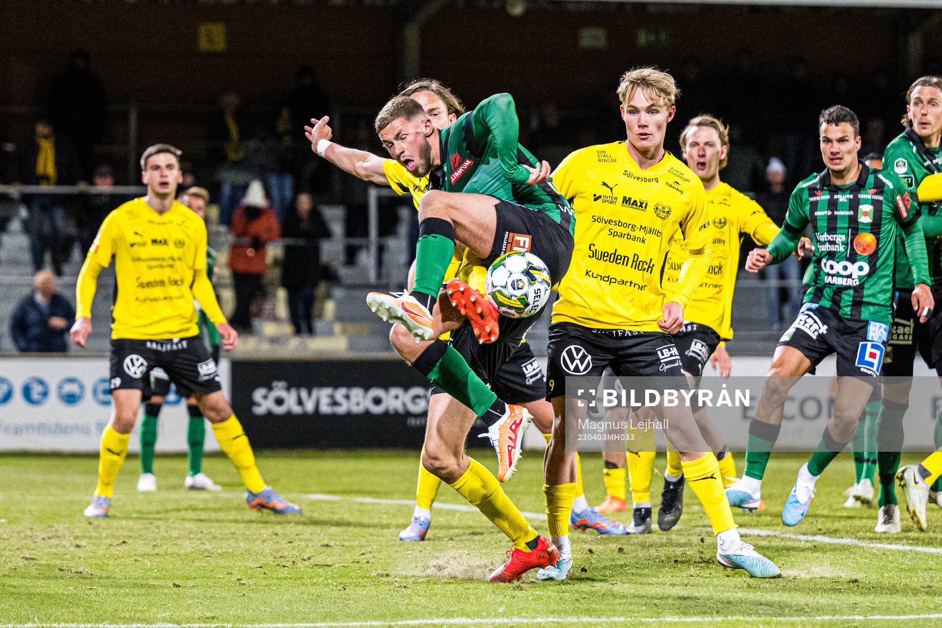 Varbergs Oliver Alfonsi och Mjällbys Tom Pettersson