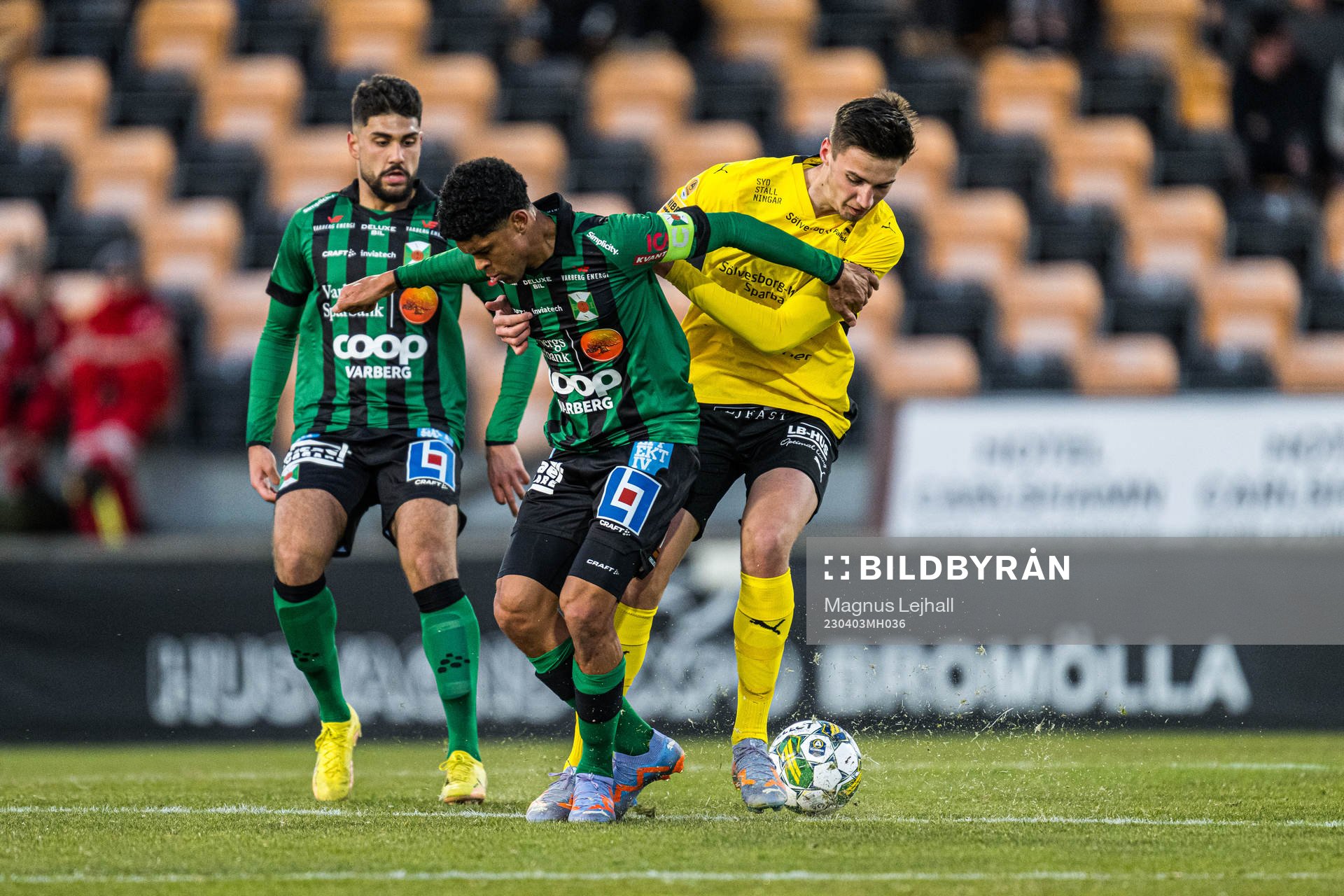 Varbergs Luke Le Roux och Mjällbys Noah Eile