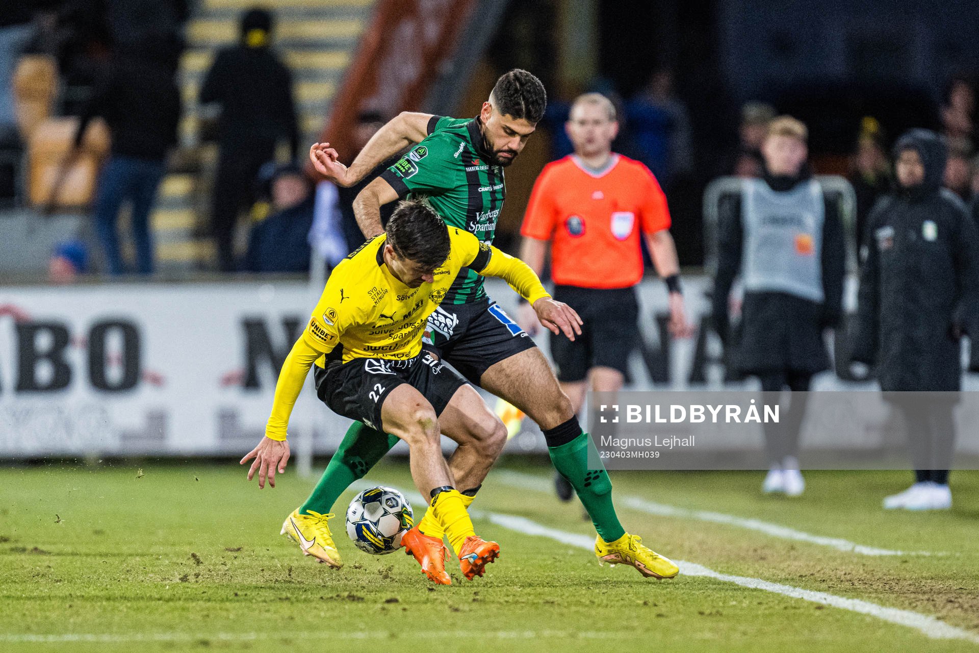 Varbergs Ömur Pektas och Mjällbys Jesper Gustavsson under fotbollsmatchen i Allsvenskan mellan Mjällby och Varberg den 3 april 2023 i Hällevik.