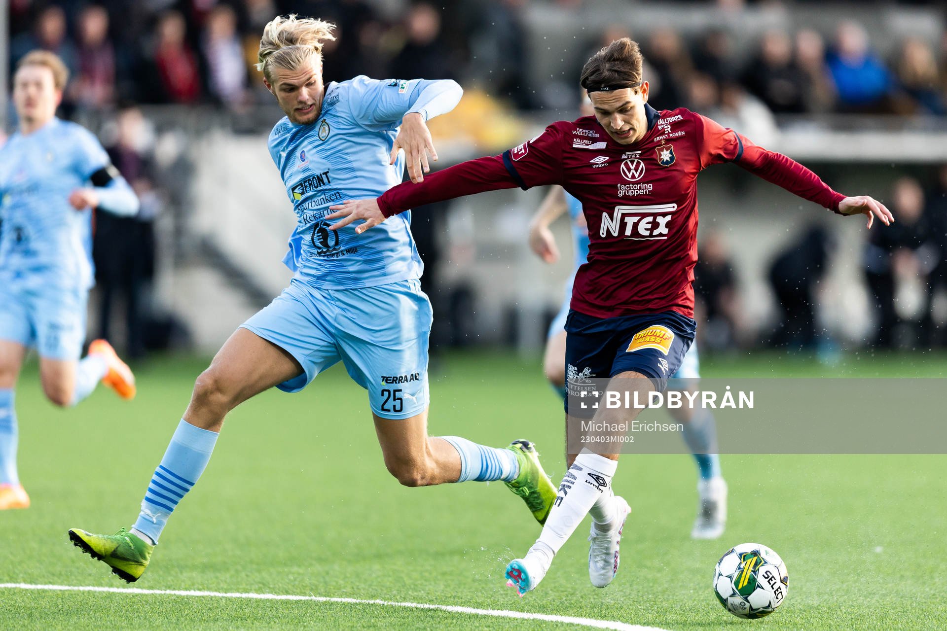 AFC Eskilstunas Mattis Adolfsson och Örebros Adi Fisic under fotbollsmatchen i Superettan mellan Örgryte och AFC Eskilstuna den 3 april 2023 i Göteborg.
