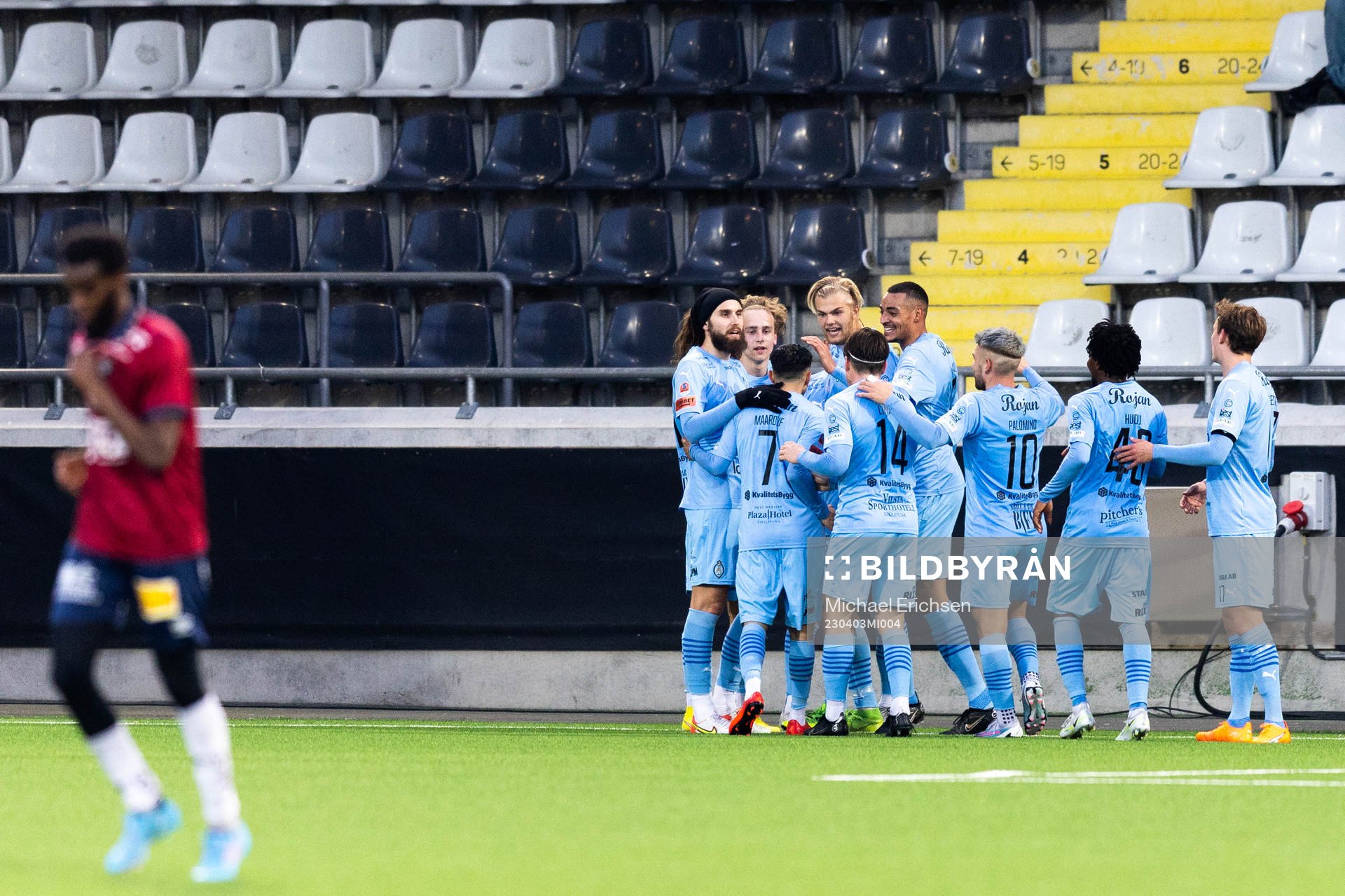 AFC Eskilstunas Jesper Modig jublar med lagkamrater