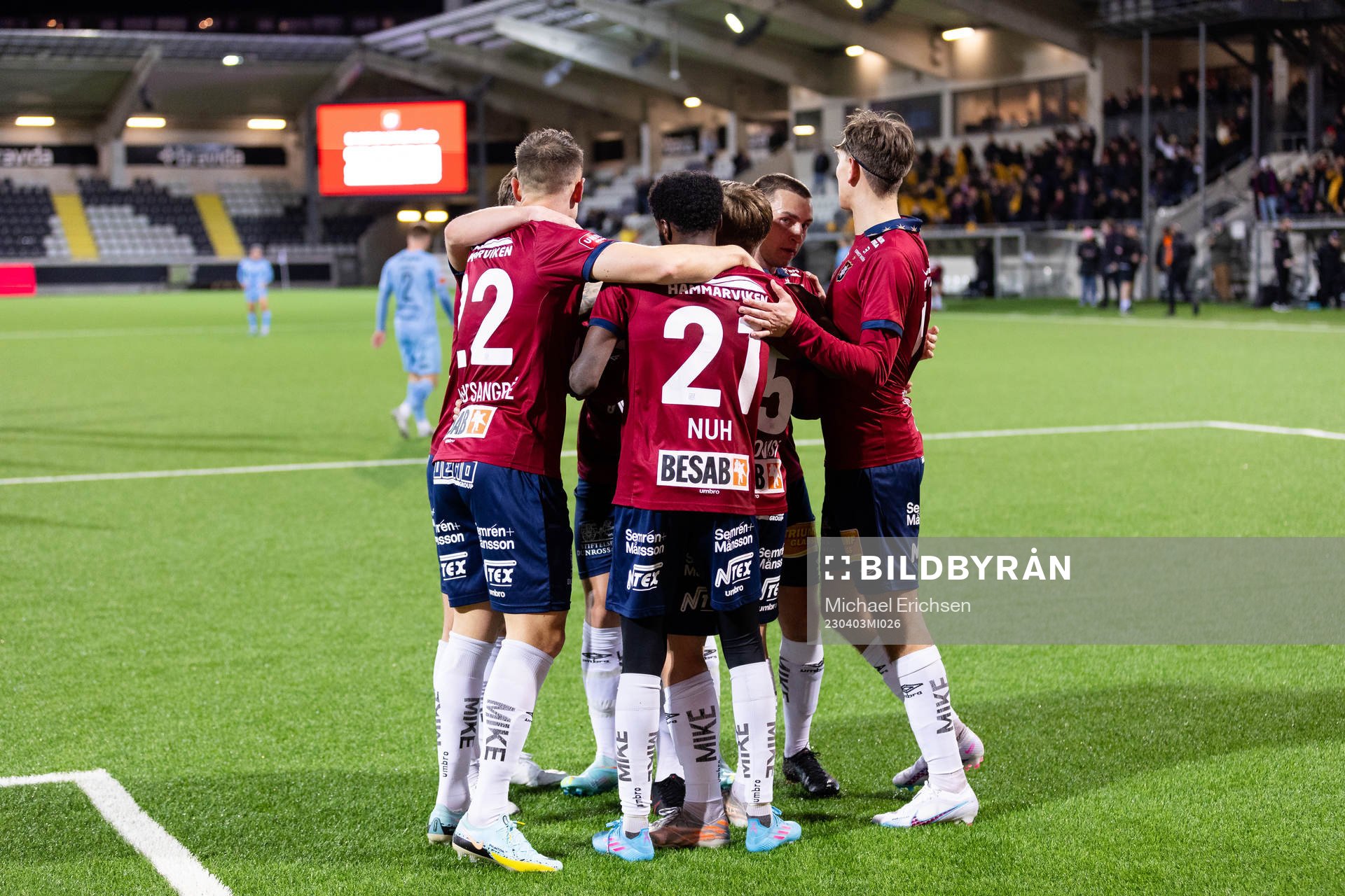 Örgrytes Isak Dahlqvist jublar med lagkamrater efter 2-2 under fotbollsmatchen i Superettan mellan Örgryte och AFC Eskilstuna den 3 april 2023 i Göteborg.