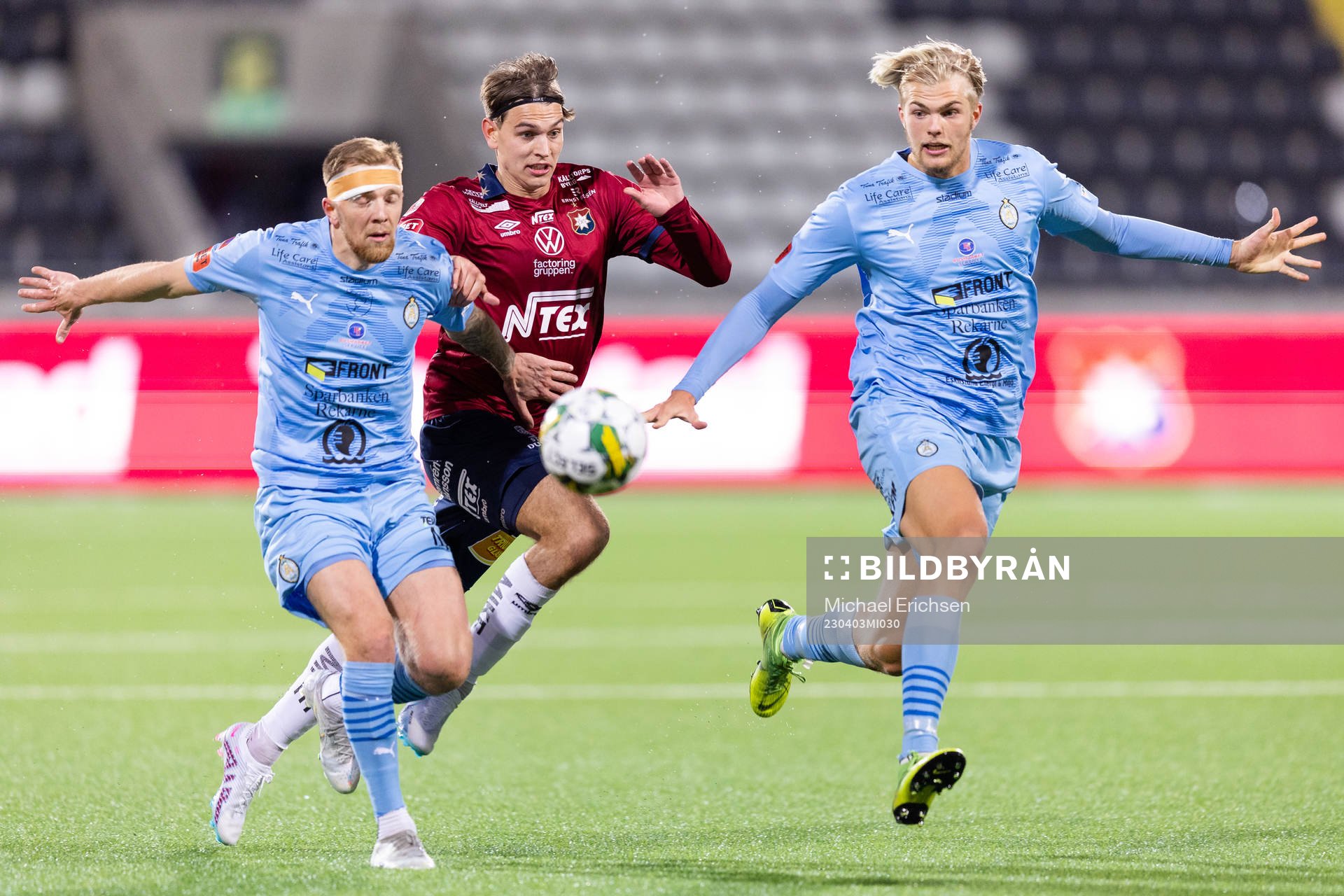 AFC Eskilstunas Jesper Modig och Mattis Adolfsson i kamp om