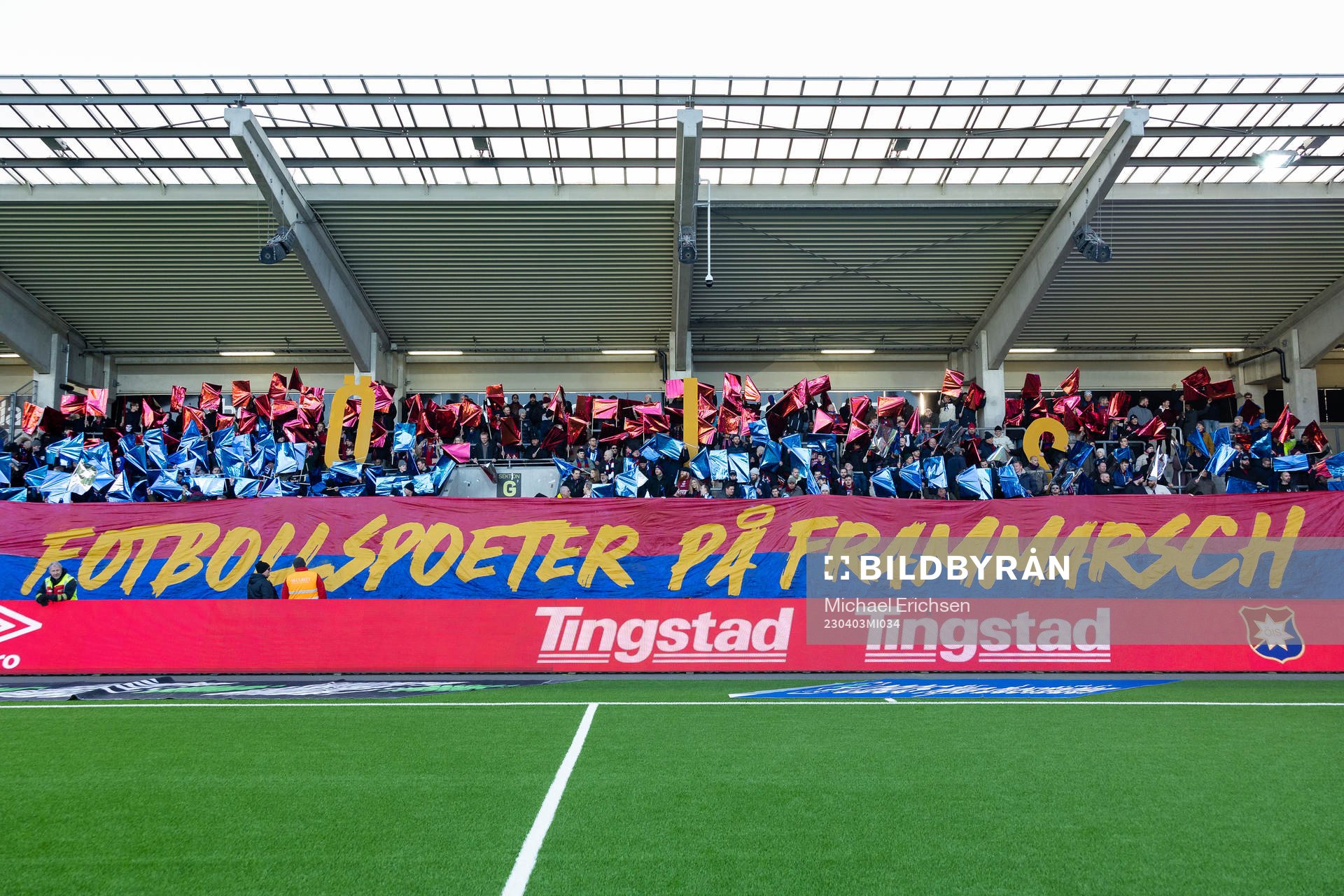 Örgrytes klack med ett Tifo innan fotbollsmatchen i