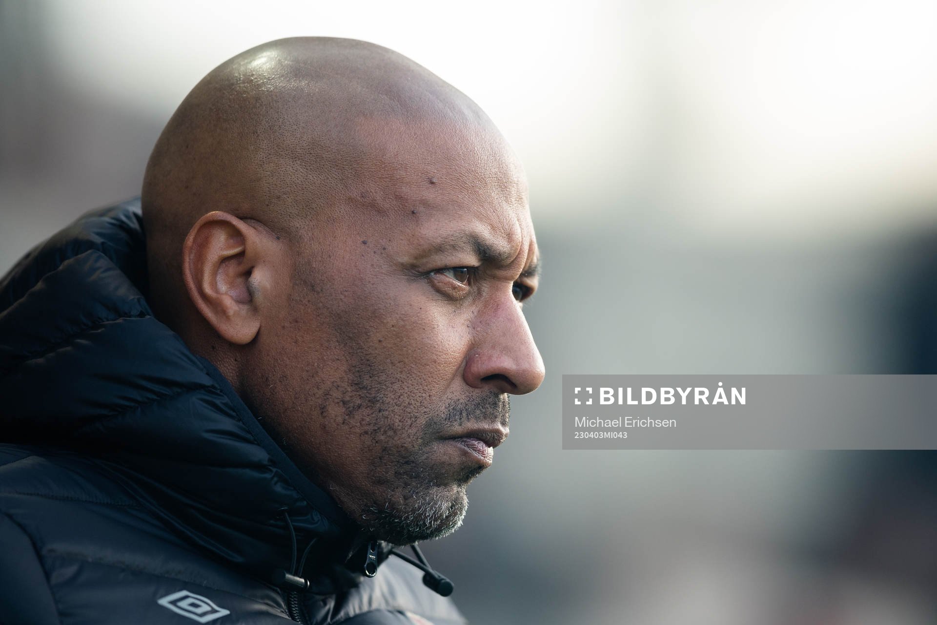 Örgrytes tränare Jeffrey Aubynn innan fotbollsmatchen i