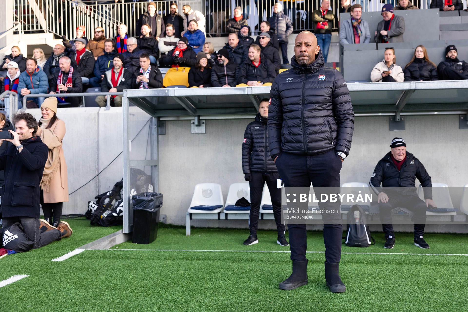 Örgrytes tränare Jeffrey Aubynn innan fotbollsmatchen i