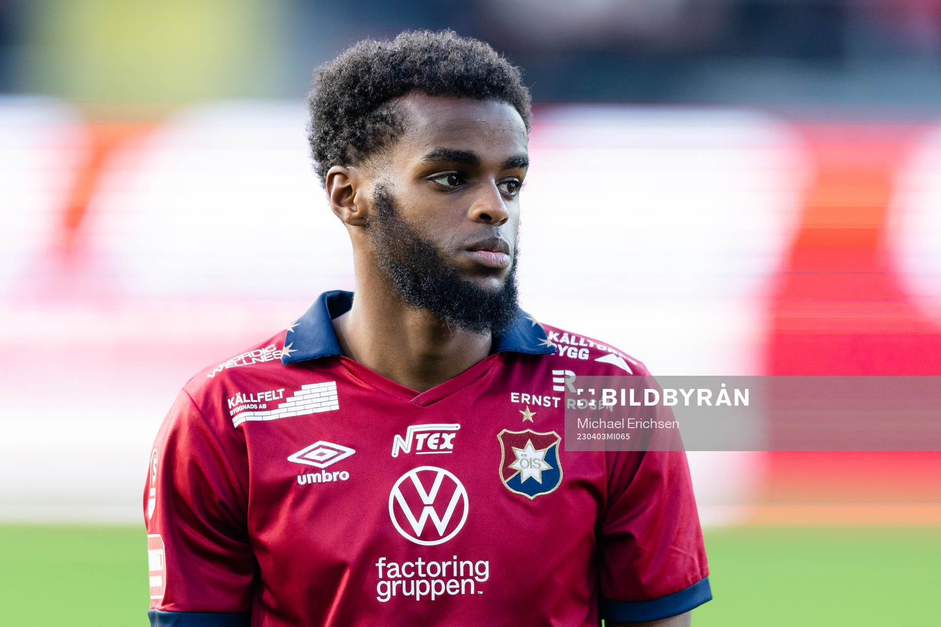 Örgrytes Mubaarak Nuh på line up innan fotbollsmatchen i