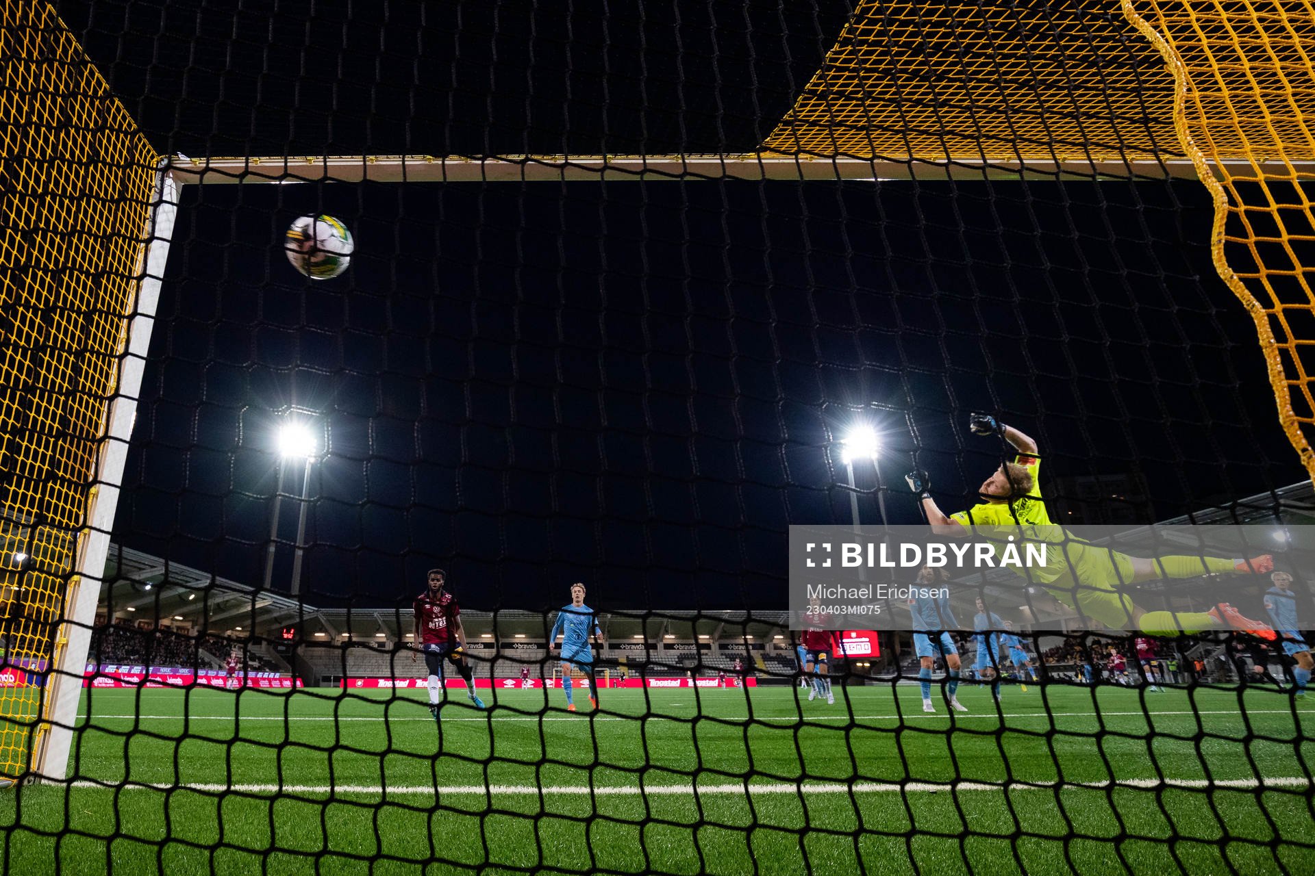 Örgrytes Isak Dahlqvist skjuter 2-2 i mål bakom AFC