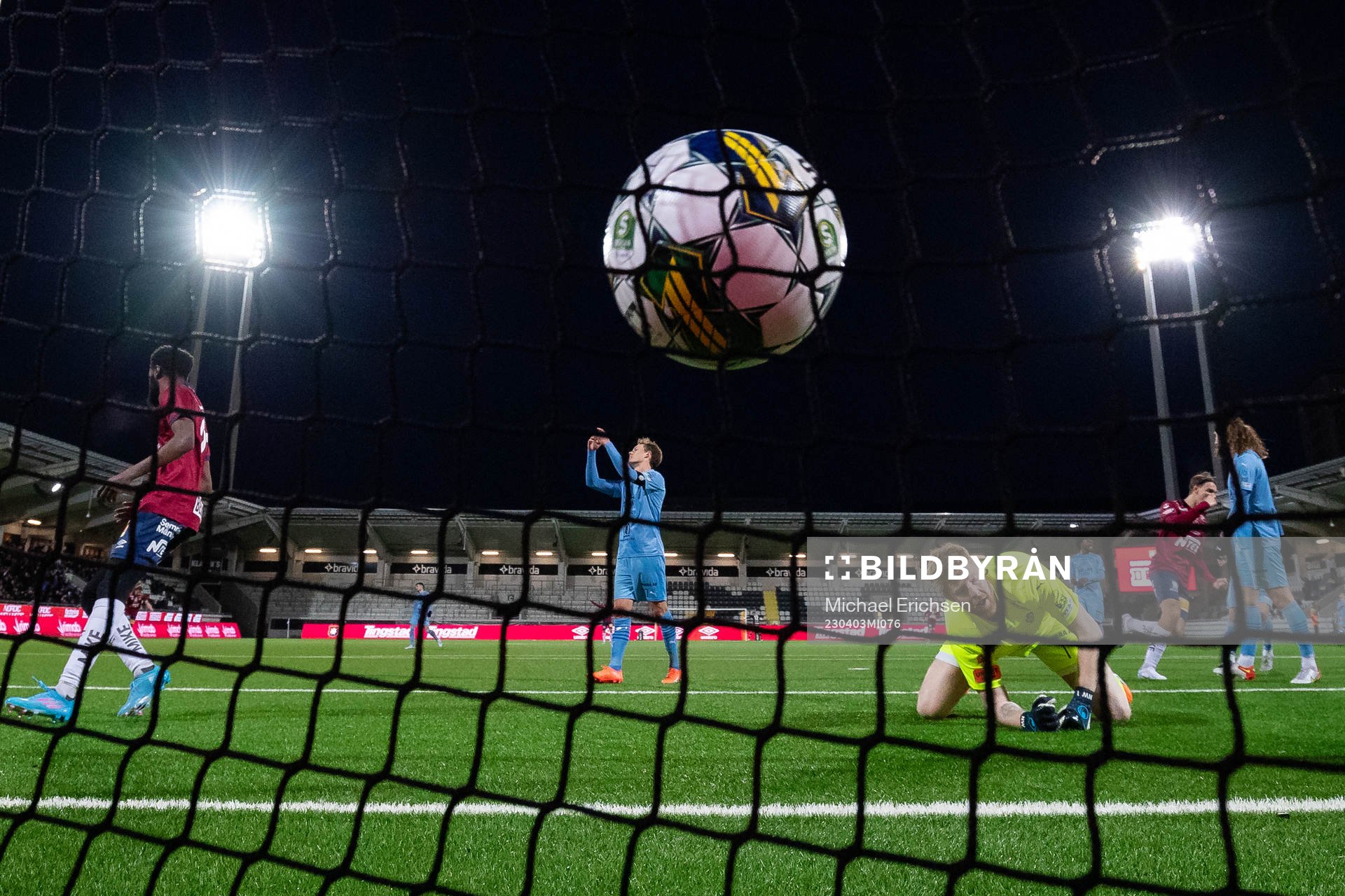 Örgrytes Isak Dahlqvist skjuter 2-2 i mål bakom AFC