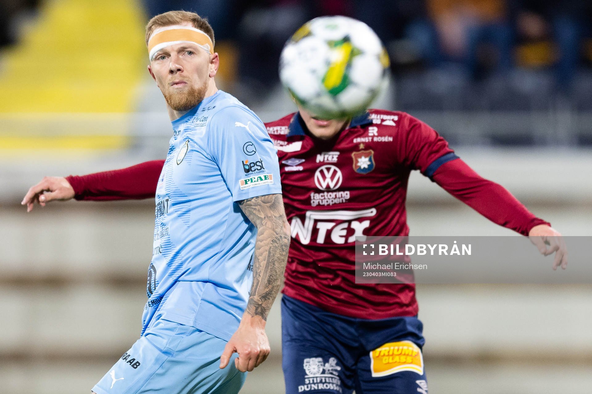 AFC Eskilstunas Jesper Modig ser Örgrytes Isak Dahlqvists skott gå in i mål för kvittering till 2-2 under fotbollsmatchen i Superettan mellan Örgryte och AFC Eskilstuna den 3 april 2023 i Göteborg.