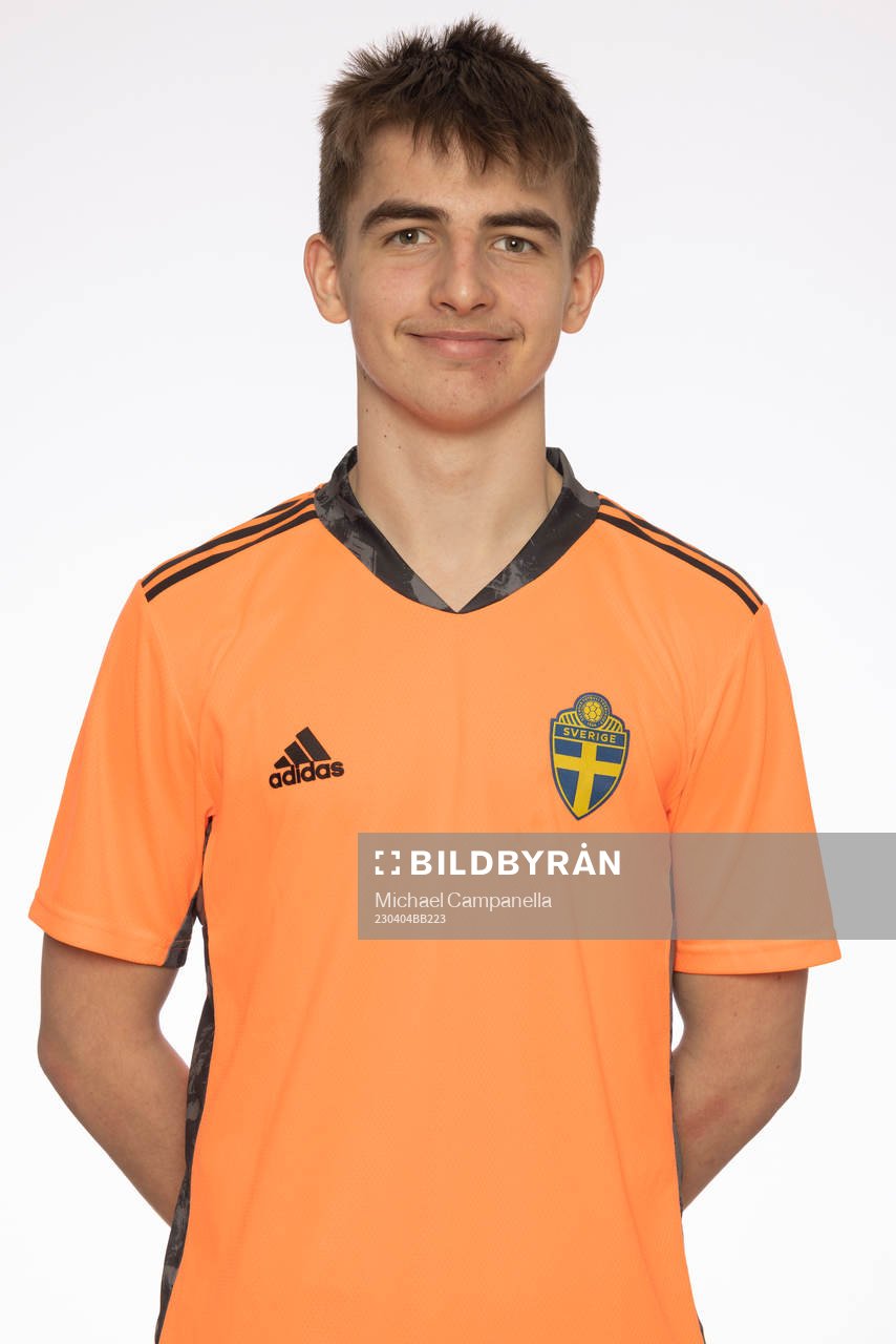 Villy Strindlund Larsen poserar för ett porträtt under en fotografering med det svenska P16-landslaget i fotboll den 4 april 2023 i Stockholm.