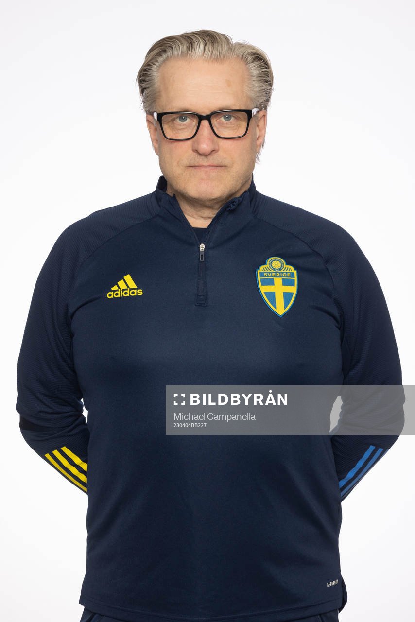 Dick Svedin poserar för ett porträtt under en fotografering med det svenska P16-landslaget i fotboll den 4 april 2023 i Stockholm. 