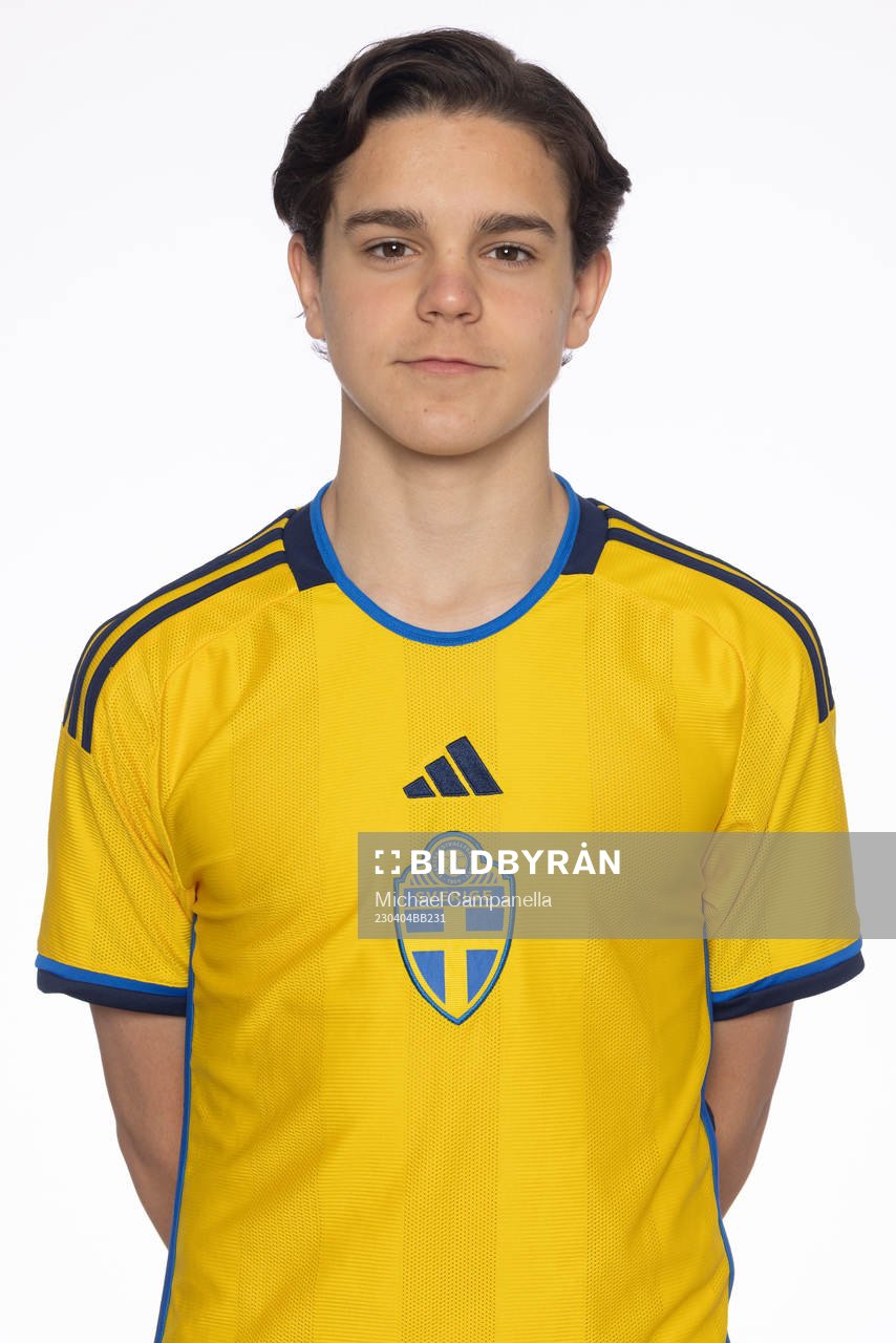 Leo Romero Sonesson poserar för ett porträtt under en fotografering med det svenska P16-landslaget i fotboll den 4 april 2023 i Stockholm. 