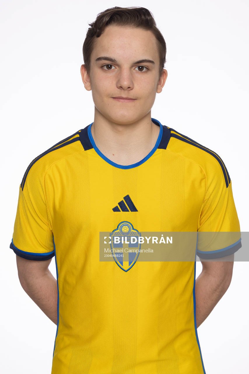 Leo Romano poserar för ett porträtt under en fotografering med det svenska P16-landslaget i fotboll den 4 april 2023 i Stockholm. 