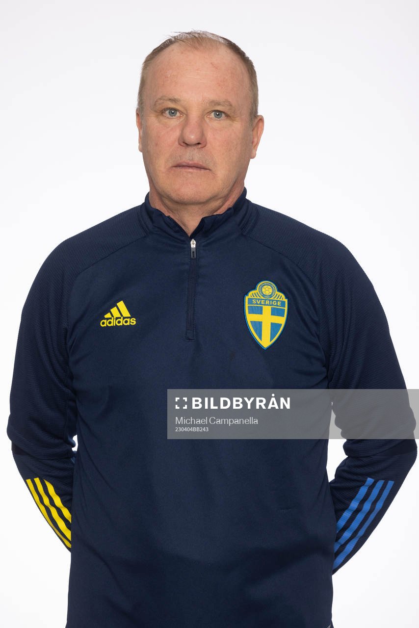 Roger Franzén poserar för ett porträtt under en fotografering med det svenska P16-landslaget i fotboll den 4 april 2023 i Stockholm. 