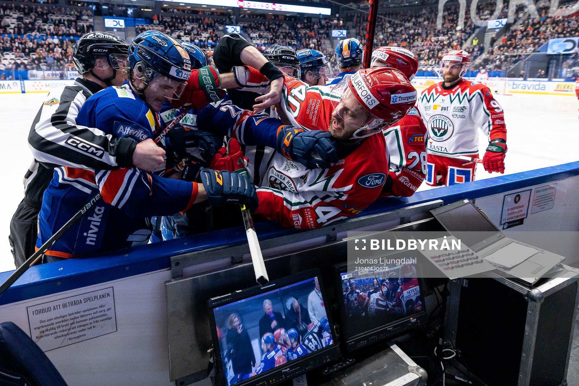 Gruff mellan Växjös Keegan Lowe och Petteri Lindbohm