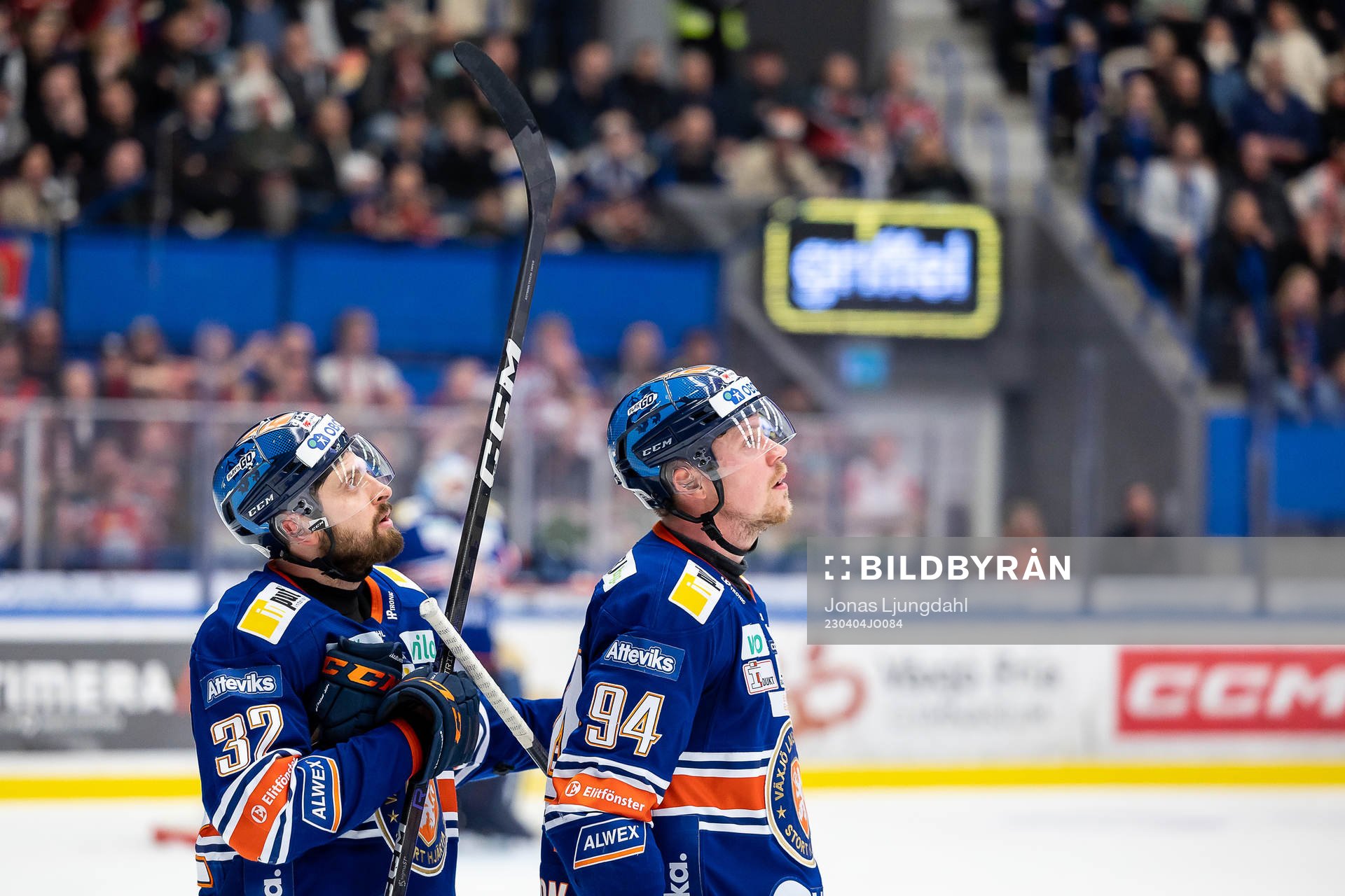 Växjös Lukas Bengtsson och Joel Persson tittar på