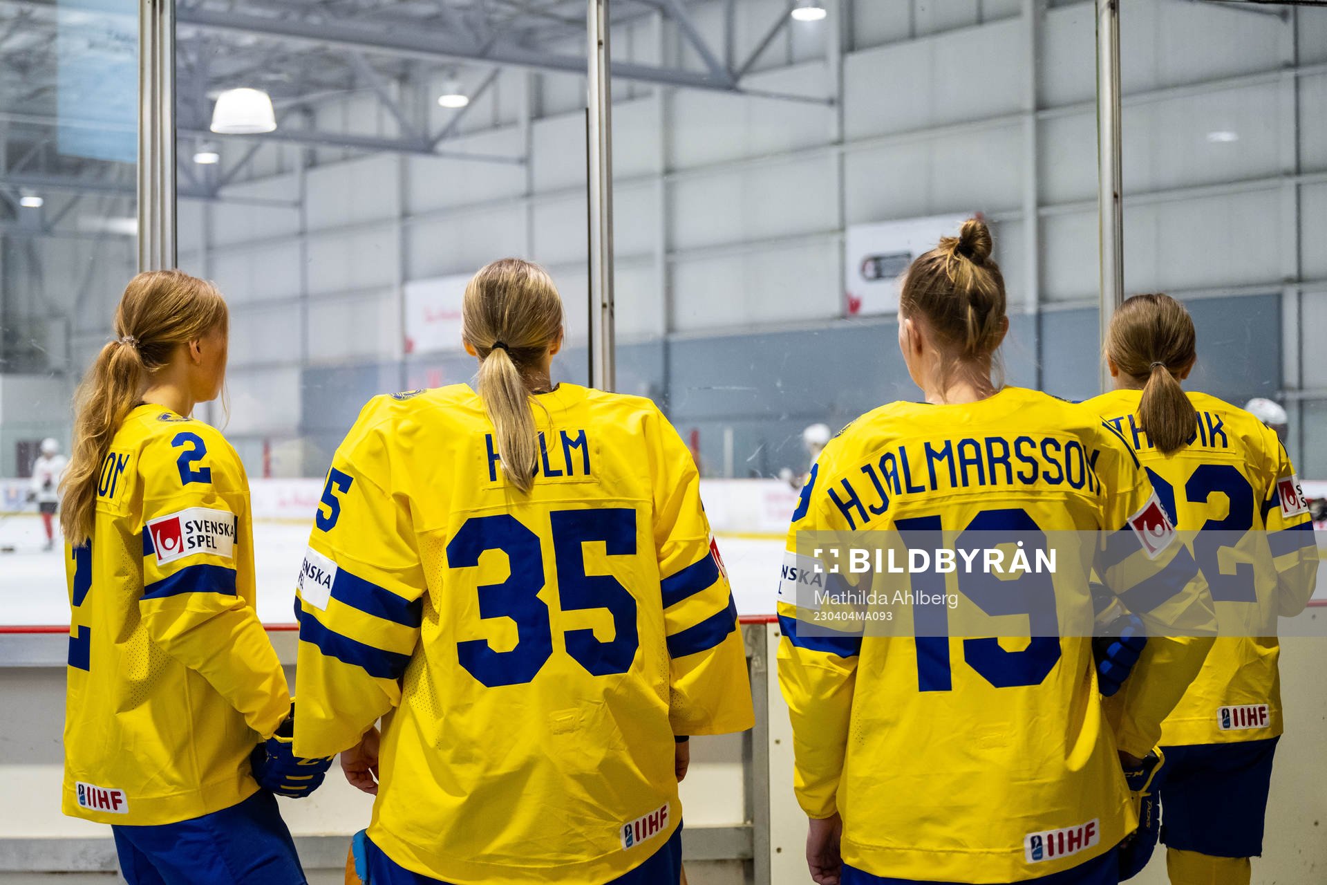 Paula Bergström, goaltender Tindra Holm, Sara Hjalmarsson
