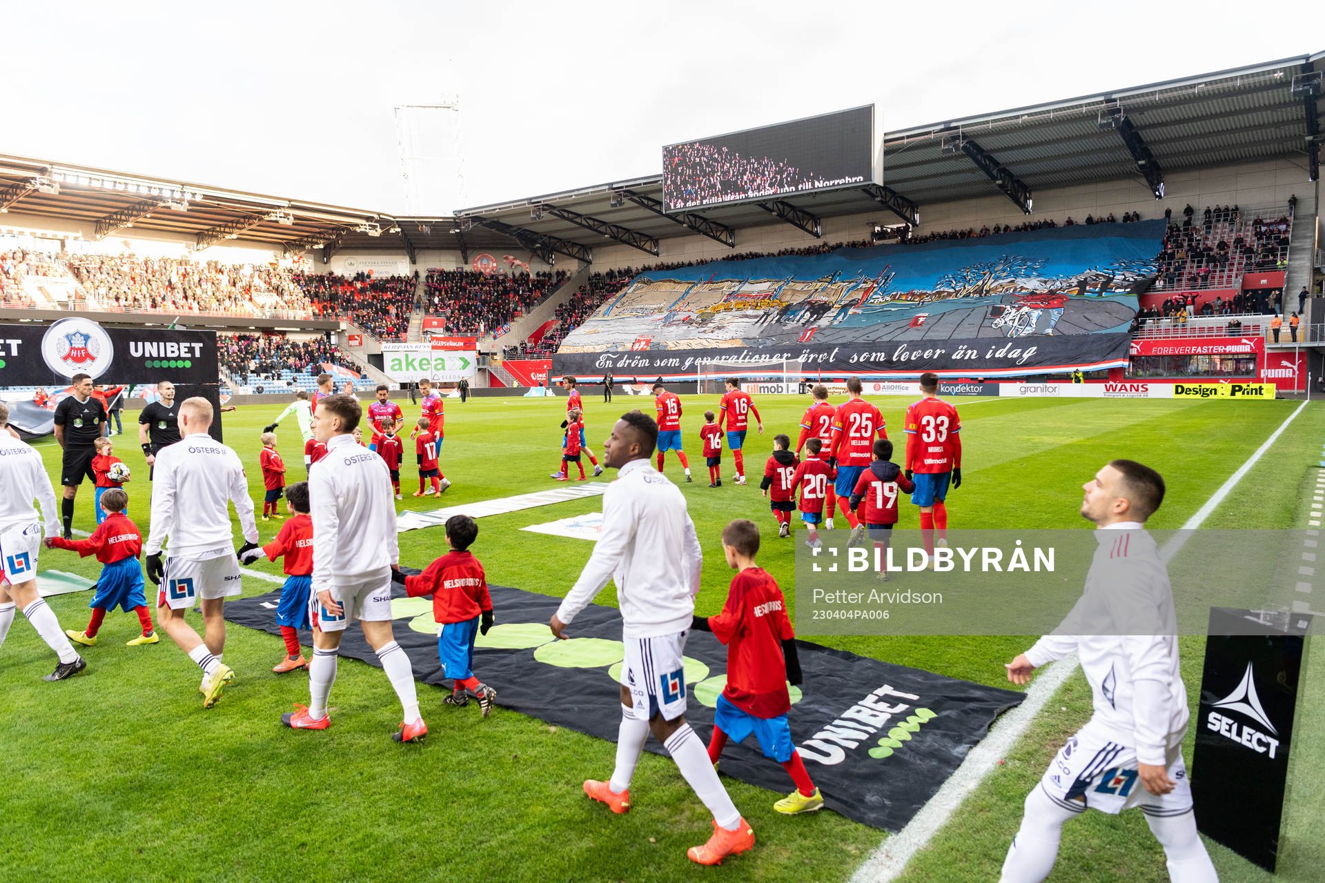 Östers och Helsingborgs spelare gör entré framför tifo