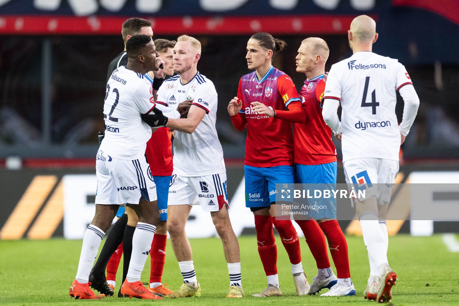 Östers Manasse Kusu i diskussion med Helsingborgs Philip
