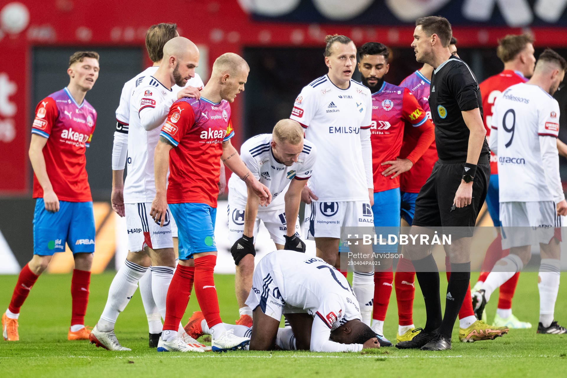 Helsingborgs Philip Rejnhold och Östers Manasse Kusu under fotbollsmatchen i Superettan mellan Helsingborg och Öster den 4 april 2023 i Helsingborg.