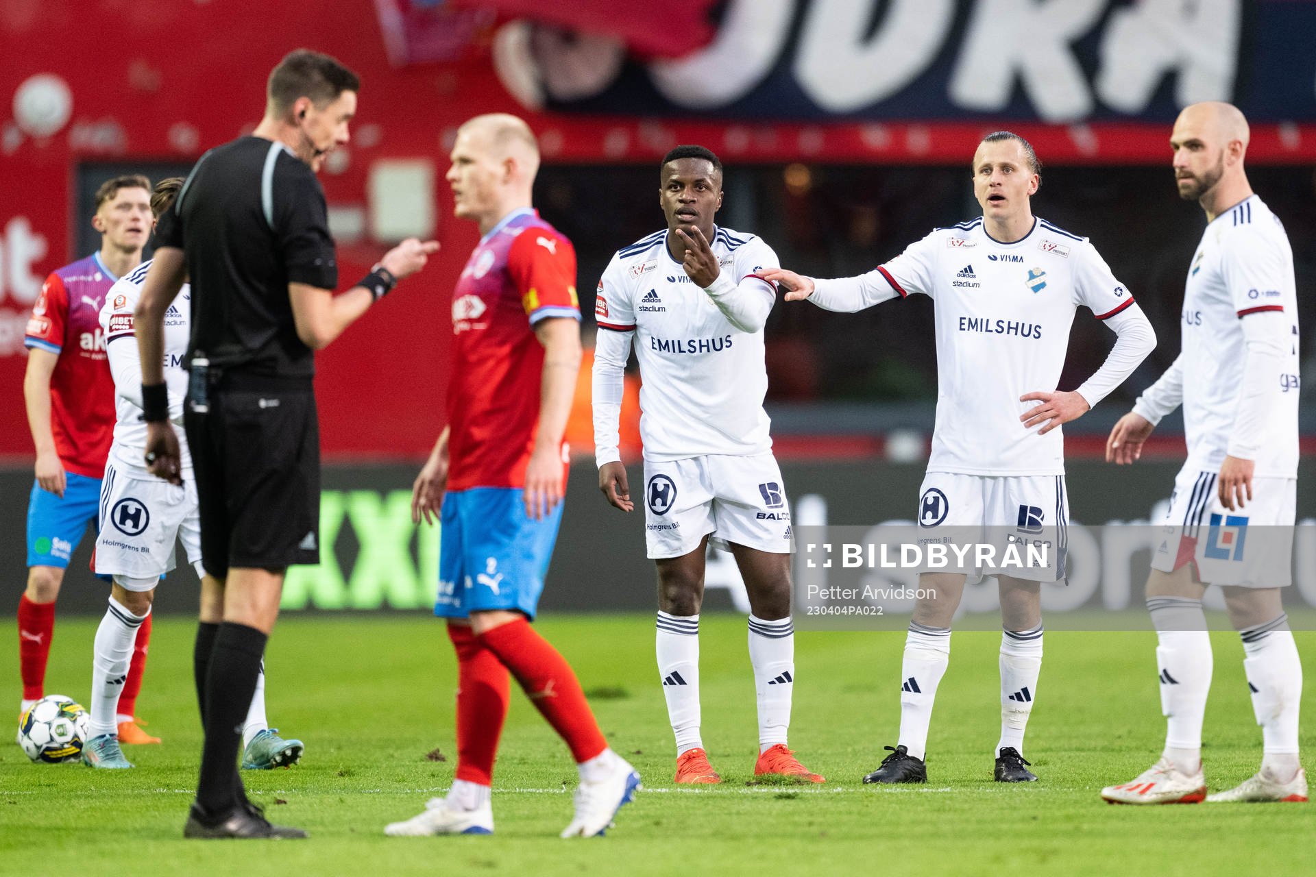 Östers Manasse Kusu reagerar mot Helsingborgs Philip