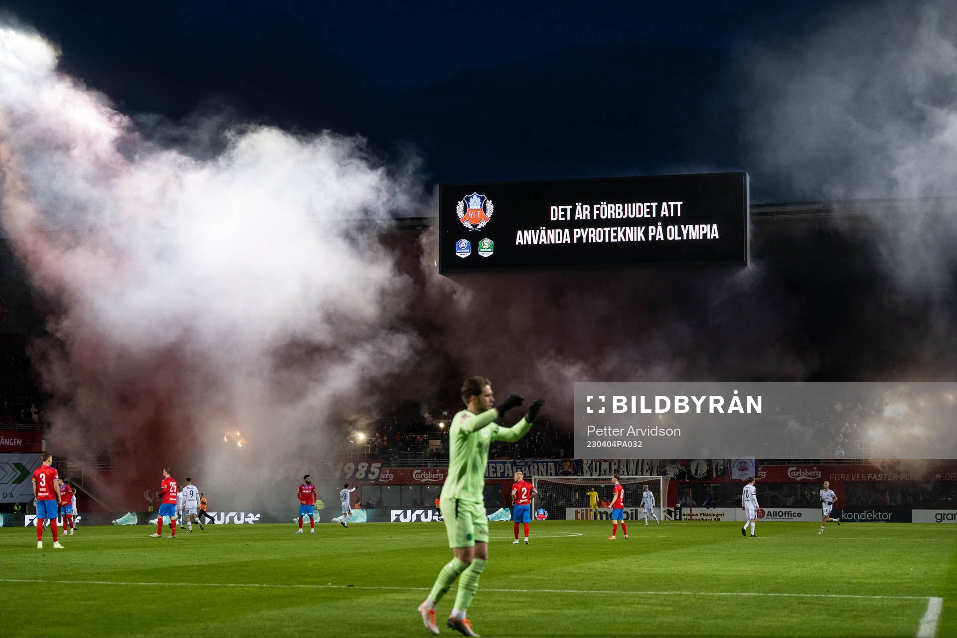 Helsingborgs supportar med bengaliska eldar