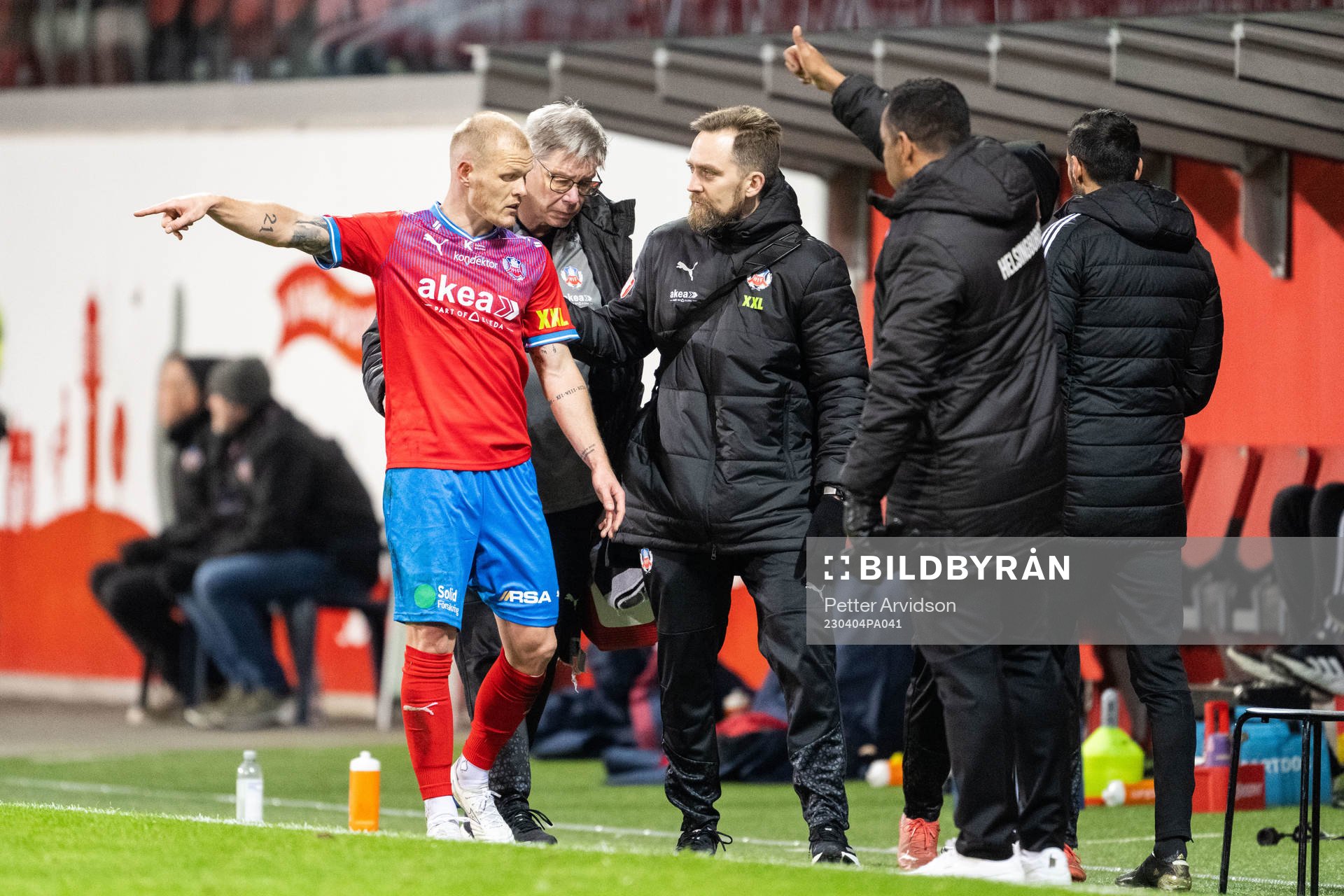Helsingborgs Philip Rejnhold lämnar planen skadad