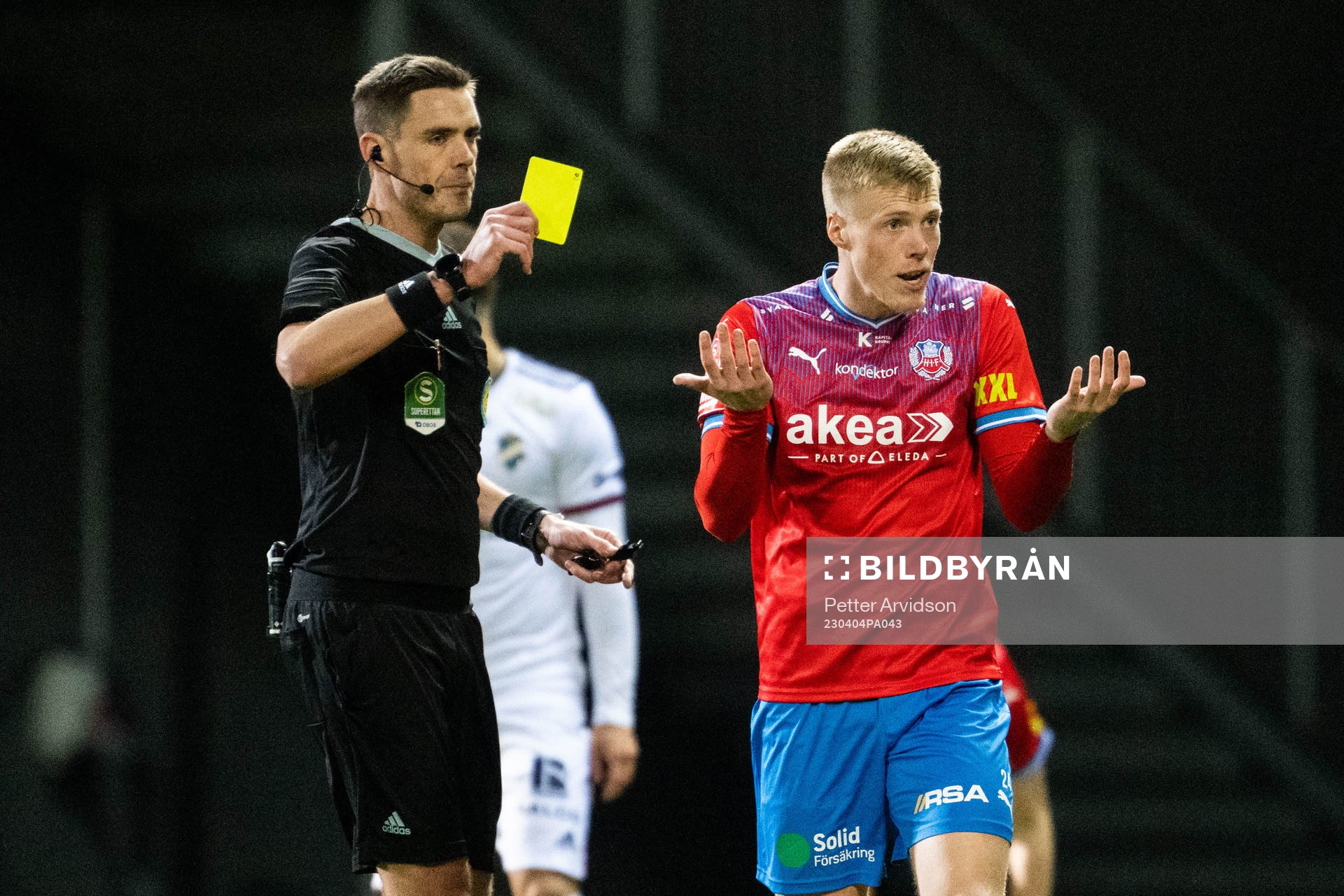 Helsingborgs Emil Hellman tilldelas gult kort av Domare
