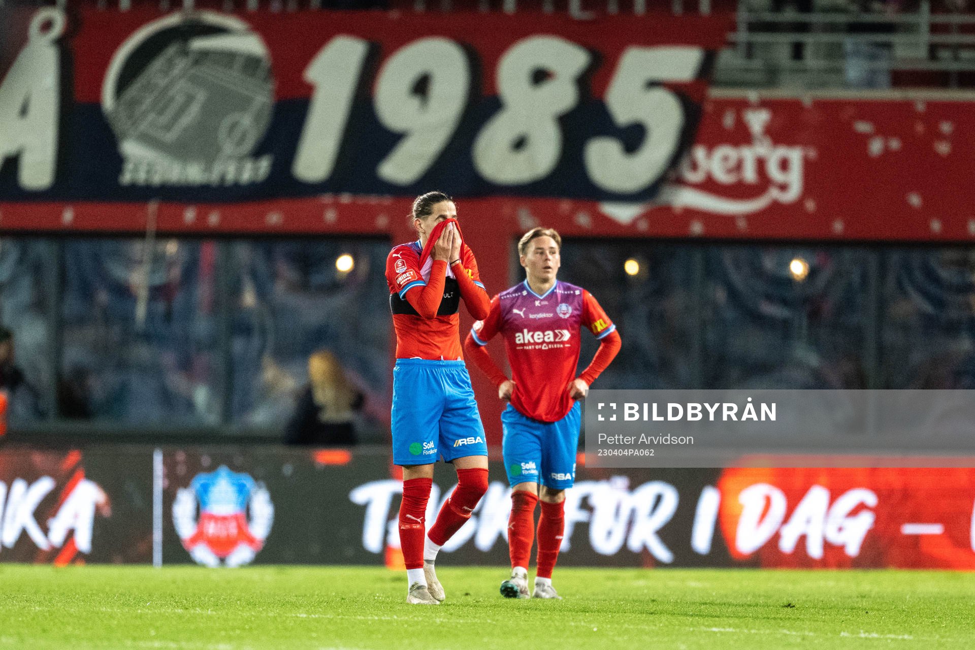 Helsingborgs Ervin Gigovic och Simon Bengtsson deppar