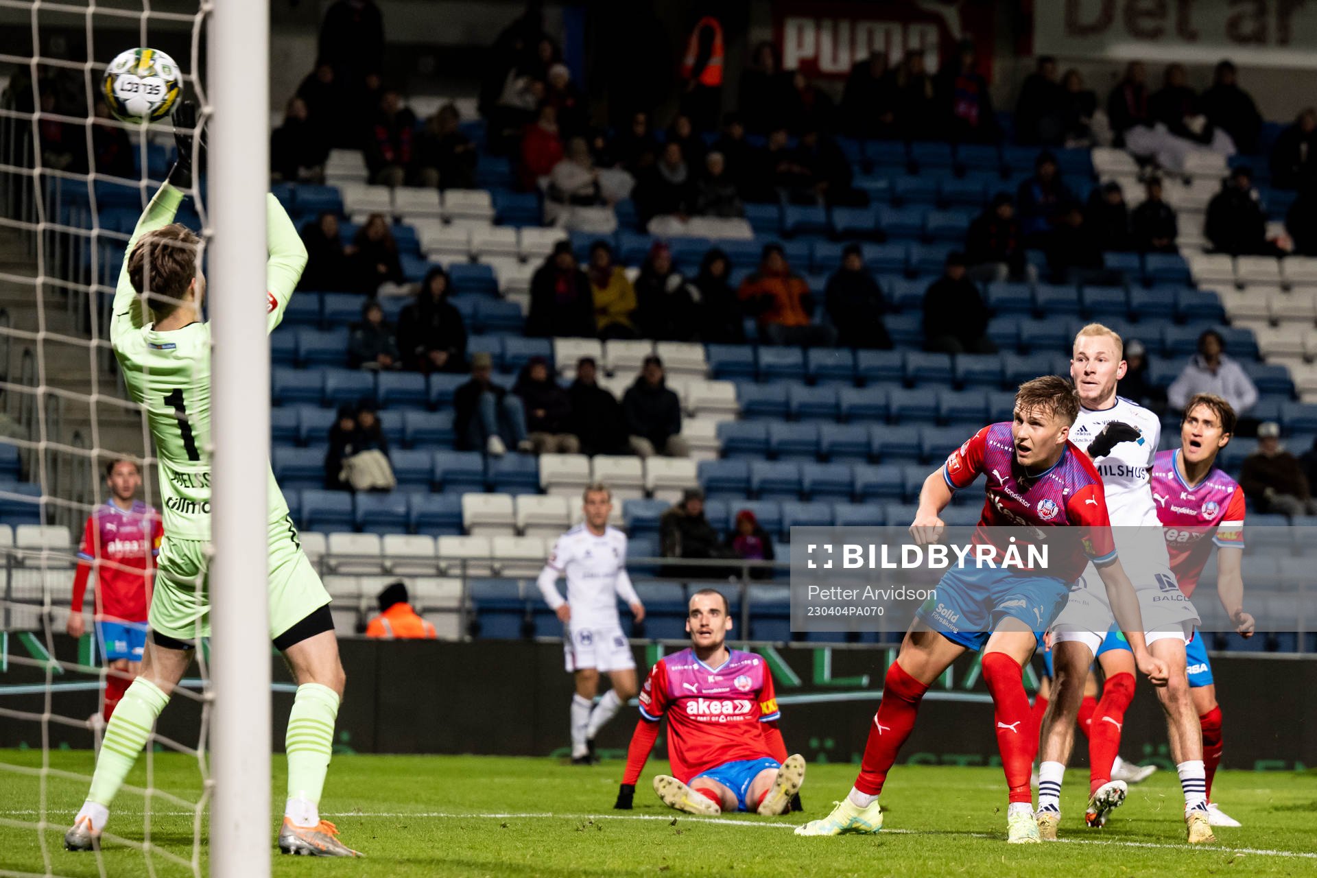 Östers Adam Bergmark Wiberg gör 0-1 målet bakom Helsingborgs målvakt Kalle Joelsson och Casper Widell under fotbollsmatchen i Superettan mellan Helsingborg och Öster den 4 april 2023 i Helsingborg.