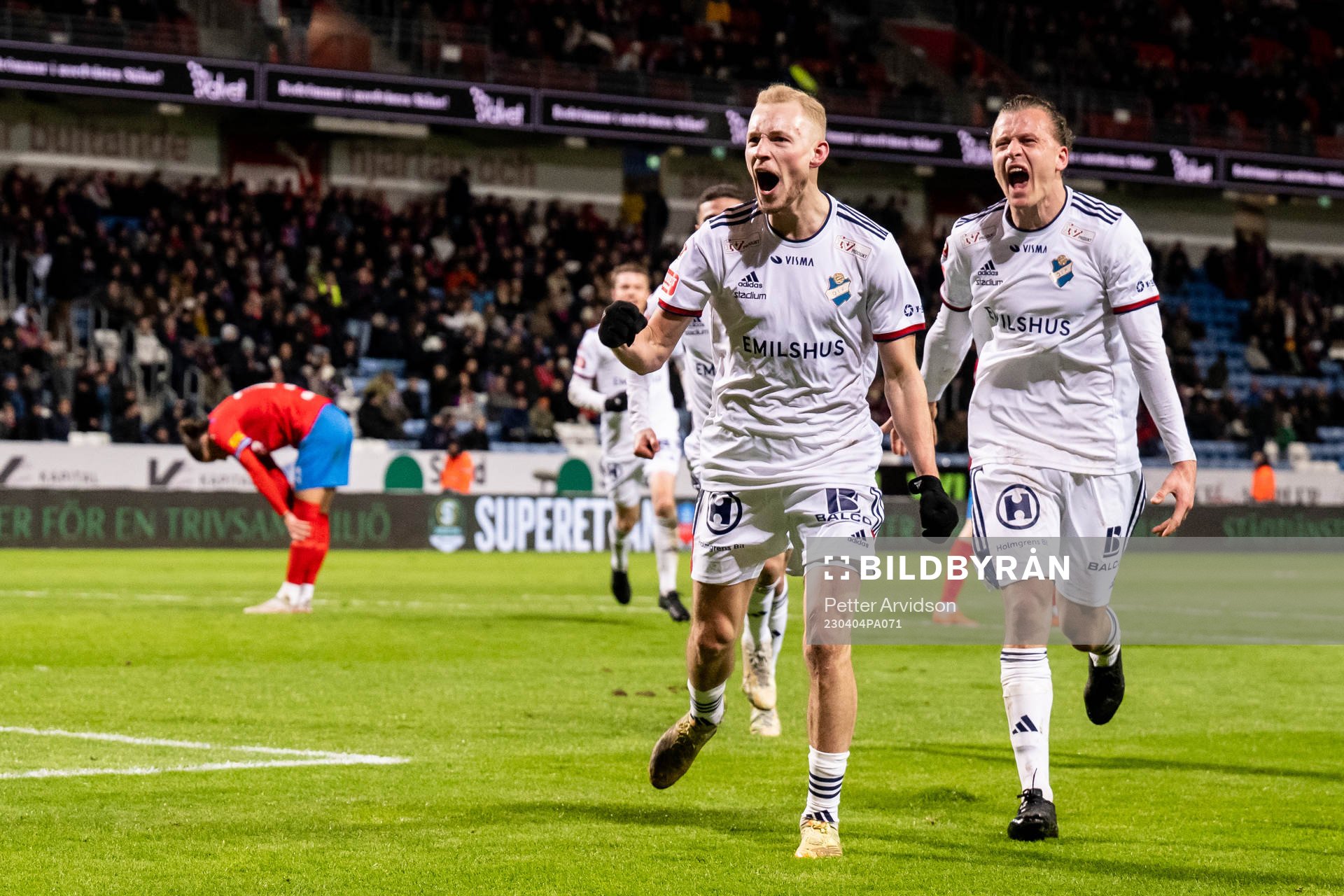 Östers Adam Bergmark Wiberg jublar ihop med Jesper