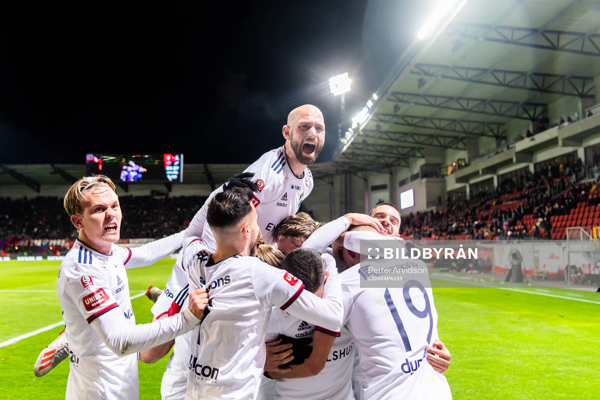 Östers Adam Herdonsson och Sebastian Hedlund mfl jublar