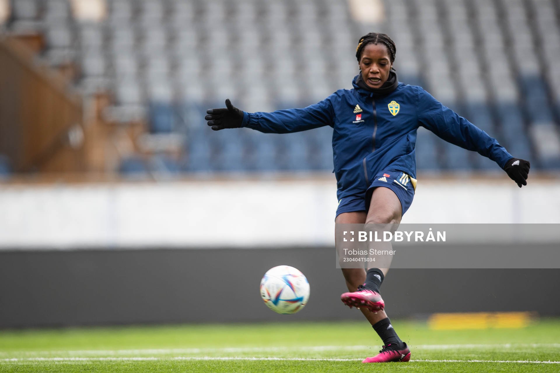 Evelyn Ijeh under en träning med det svenska U23-landslaget den 4 april 2023 i Uppsala. 