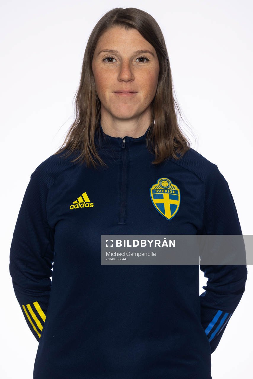 Anna Kellermalm Fallby poserar för ett porträtt under en fotografering med det svenska F18-landslaget i fotboll den 5 april 2023 i Stockholm. 