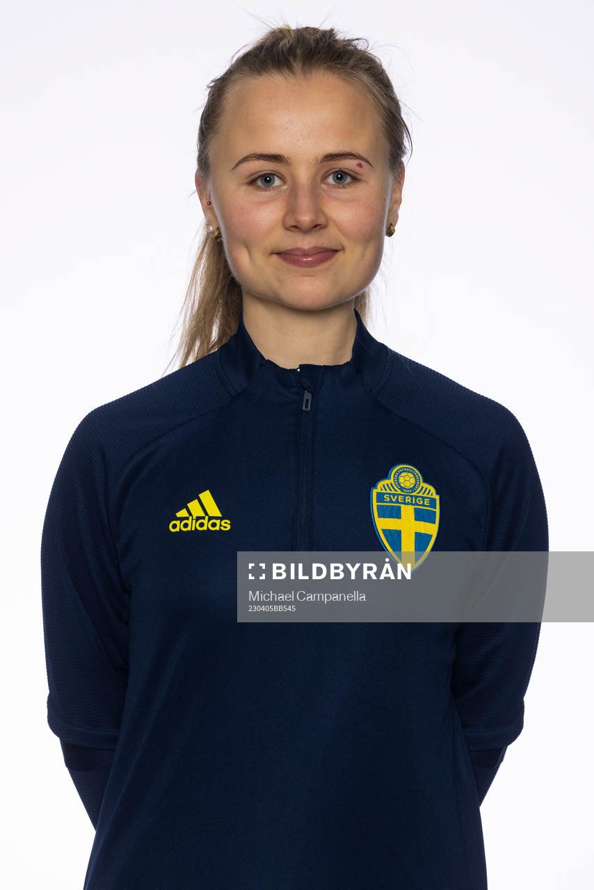 Natalie Eriksson poserar för ett porträtt under en fotografering med det svenska F18-landslaget i fotboll den 5 april 2023 i Stockholm. 