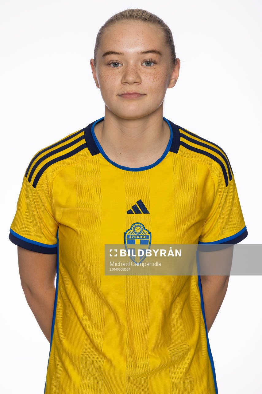 Selma Rajakangas poserar för ett porträtt under en fotografering med det svenska F18-landslaget i fotboll den 5 april 2023 i Stockholm. 