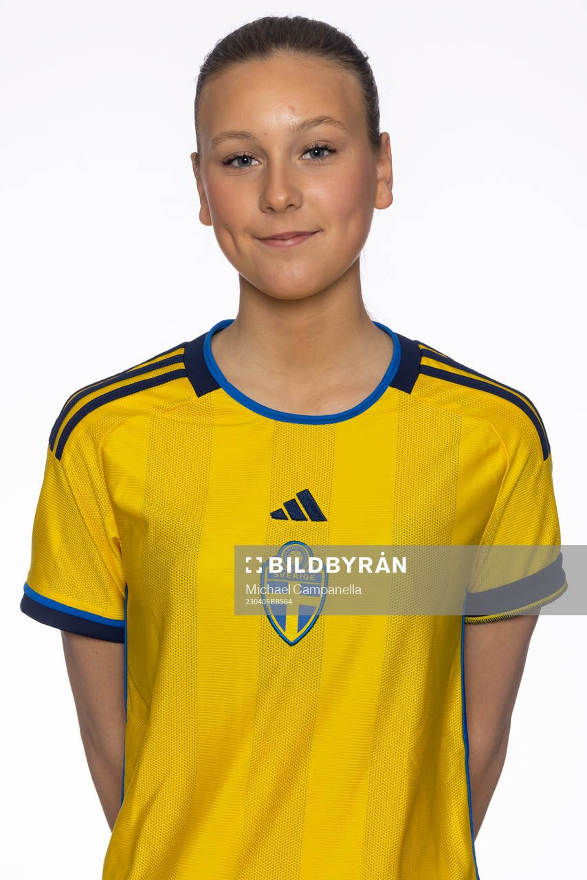 Wilma Lantz poserar för ett porträtt under en fotografering med det svenska F18-landslaget i fotboll den 5 april 2023 i Stockholm. 