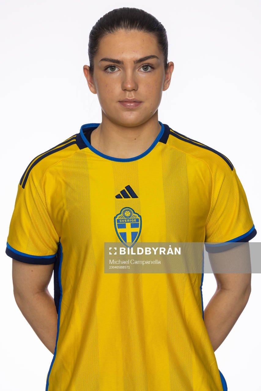 Clara Leffler poserar för ett porträtt under en fotografering med det svenska F18-landslaget i fotboll den 5 april 2023 i Stockholm. 