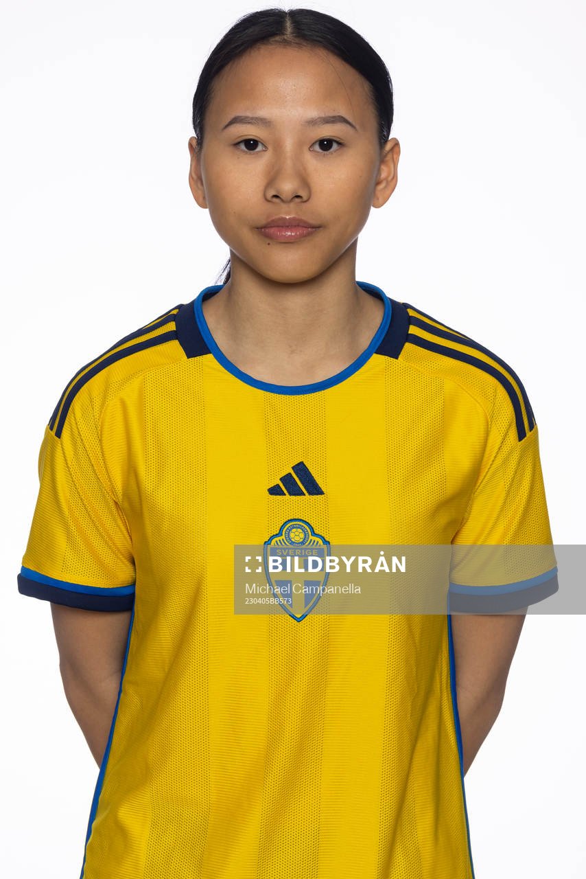 Amanda Sundström poserar för ett porträtt under en fotografering med det svenska F18-landslaget i fotboll den 5 april 2023 i Stockholm. 