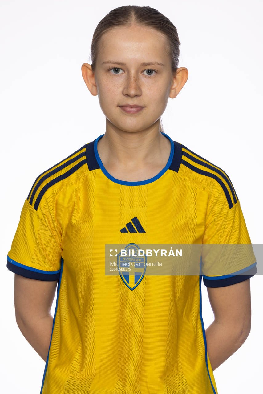 Thelma Gustavsson poserar för ett porträtt under en fotografering med det svenska F18-landslaget i fotboll den 5 april 2023 i Stockholm. 