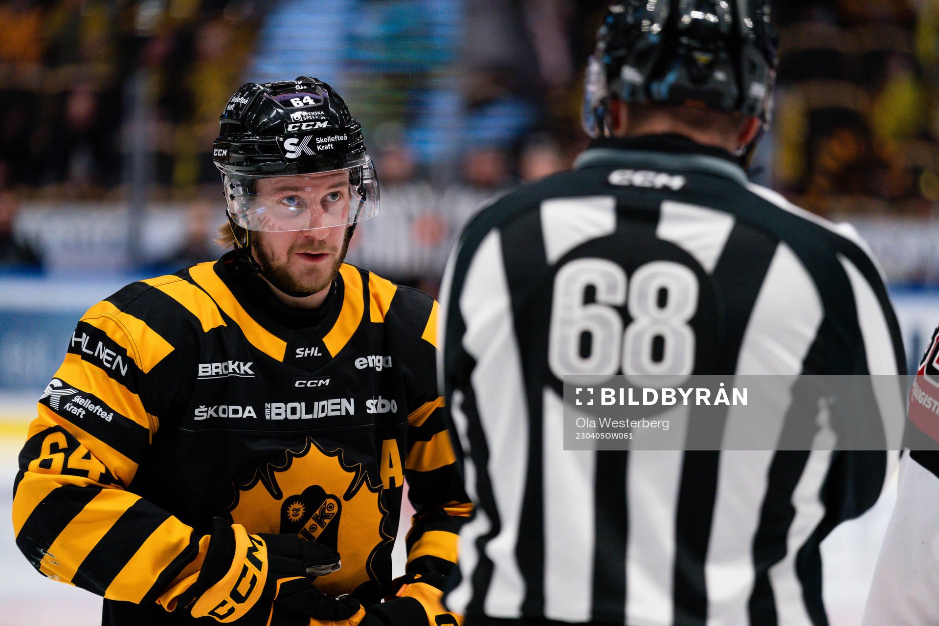 Skellefteås Jonathan Pudas och linjedomare Daniel Persson